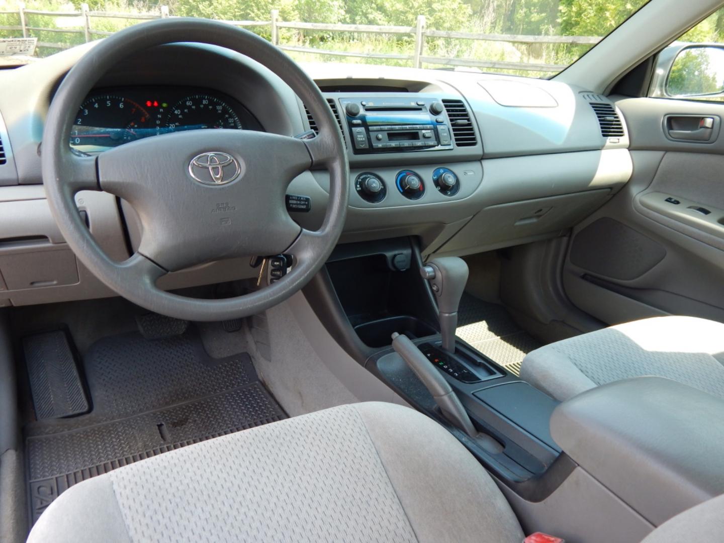 2003 Gray /Gray Cloth Toyota Camry LE V6 (4T1BF30K23U) with an 3.0L V6 DOHC 24V engine, 5-Speed Automatic Overdrive transmission, located at 6528 Lower York Road, New Hope, PA, 18938, (215) 862-9555, 40.358707, -74.977882 - Photo#17