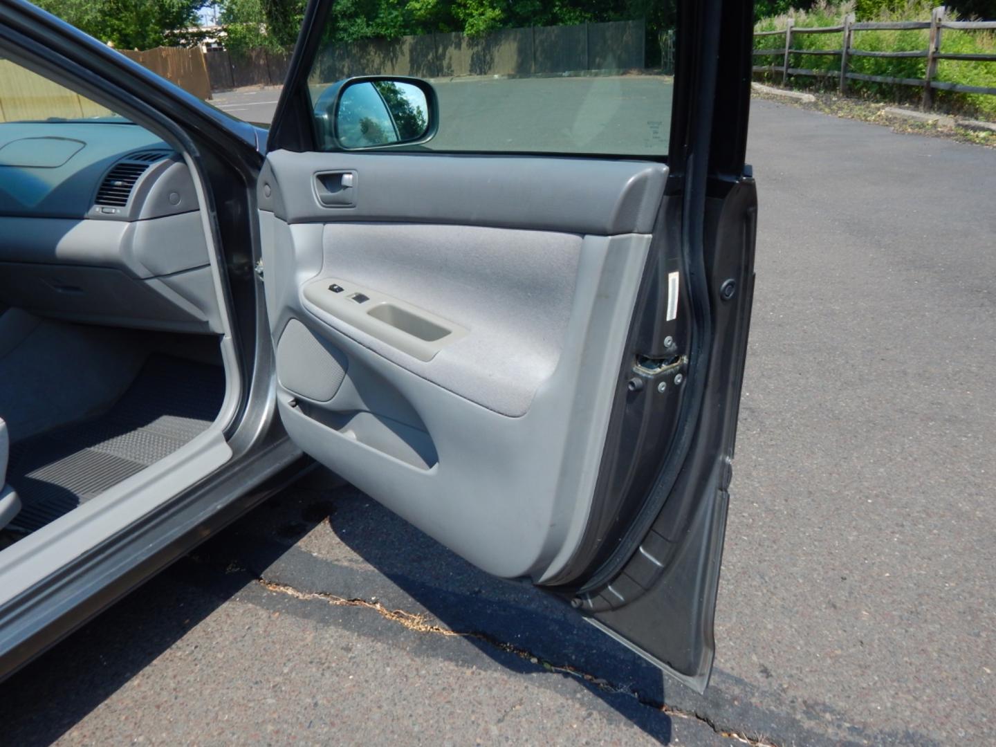 2003 Gray /Gray Cloth Toyota Camry LE V6 (4T1BF30K23U) with an 3.0L V6 DOHC 24V engine, 5-Speed Automatic Overdrive transmission, located at 6528 Lower York Road, New Hope, PA, 18938, (215) 862-9555, 40.358707, -74.977882 - Photo#19