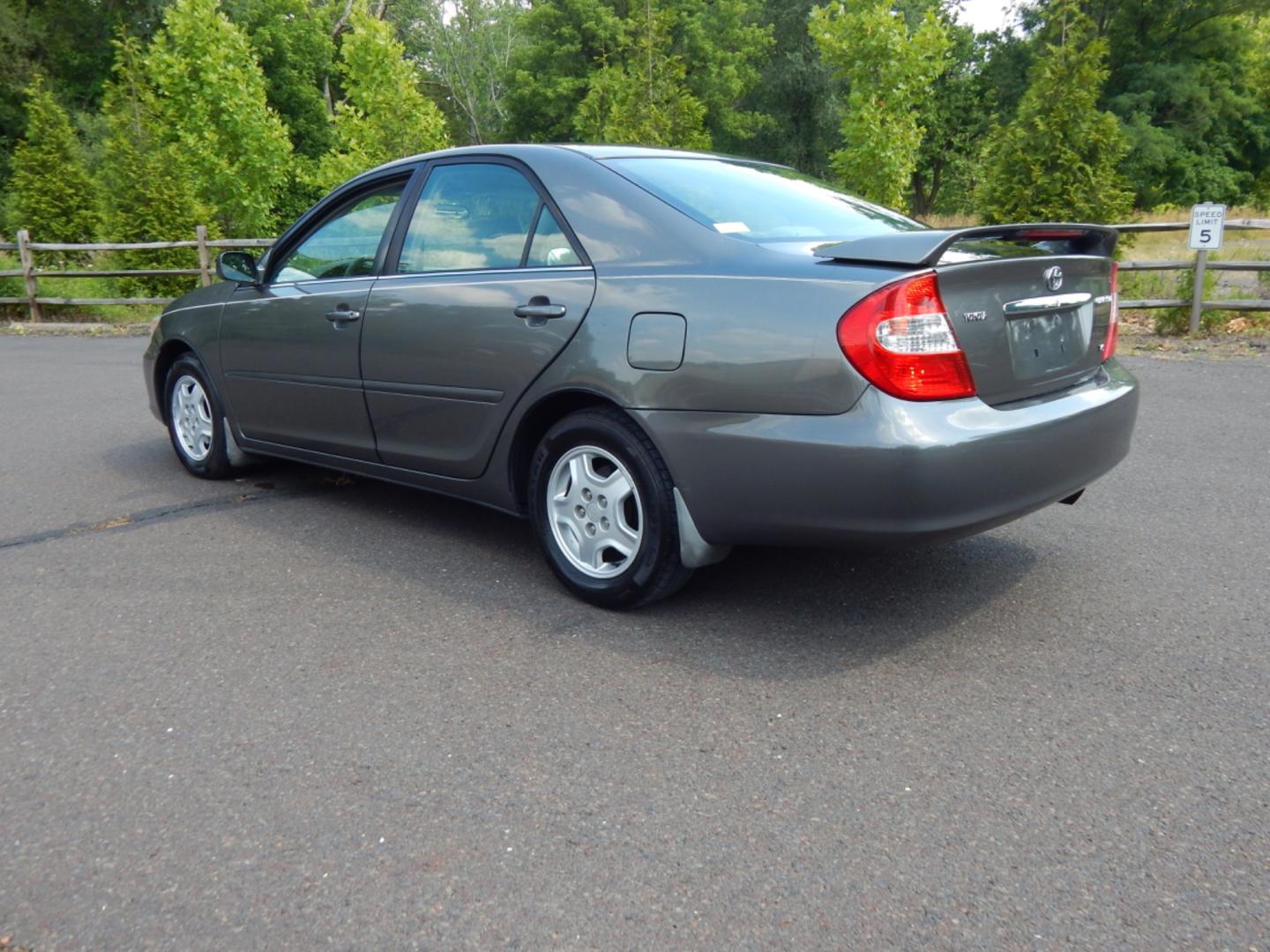 2003 Gray /Gray Cloth Toyota Camry LE V6 (4T1BF30K23U) with an 3.0L V6 DOHC 24V engine, 5-Speed Automatic Overdrive transmission, located at 6528 Lower York Road, New Hope, PA, 18938, (215) 862-9555, 40.358707, -74.977882 - Photo#2