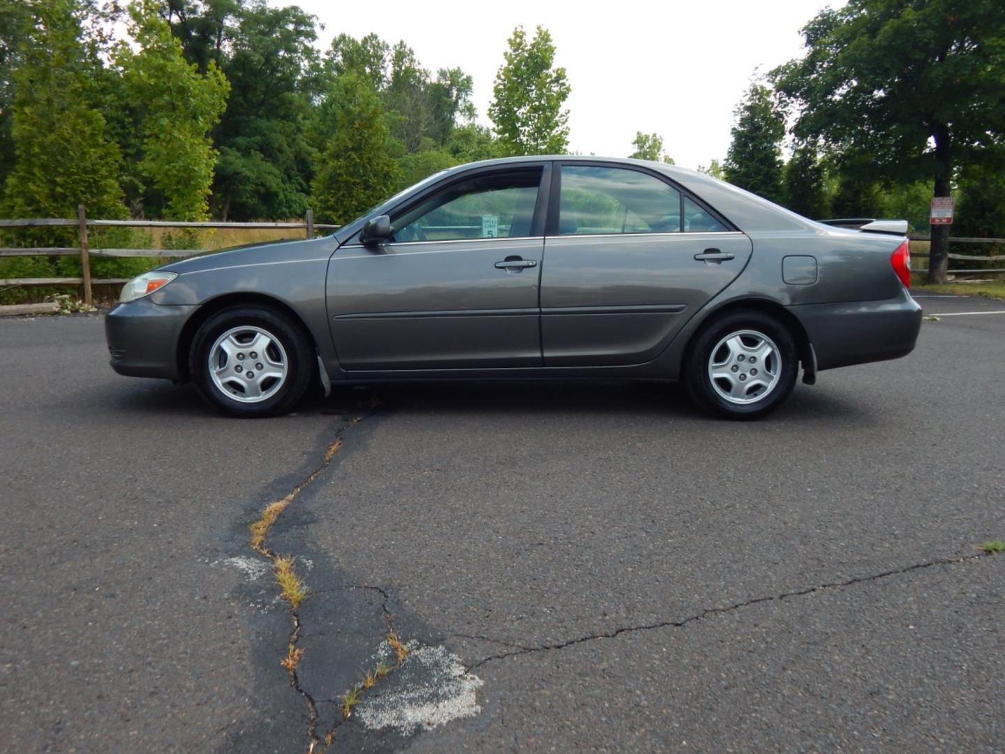 2003 Gray /Gray Cloth Toyota Camry LE V6 (4T1BF30K23U) with an 3.0L V6 DOHC 24V engine, 5-Speed Automatic Overdrive transmission, located at 6528 Lower York Road, New Hope, PA, 18938, (215) 862-9555, 40.358707, -74.977882 - Photo#1