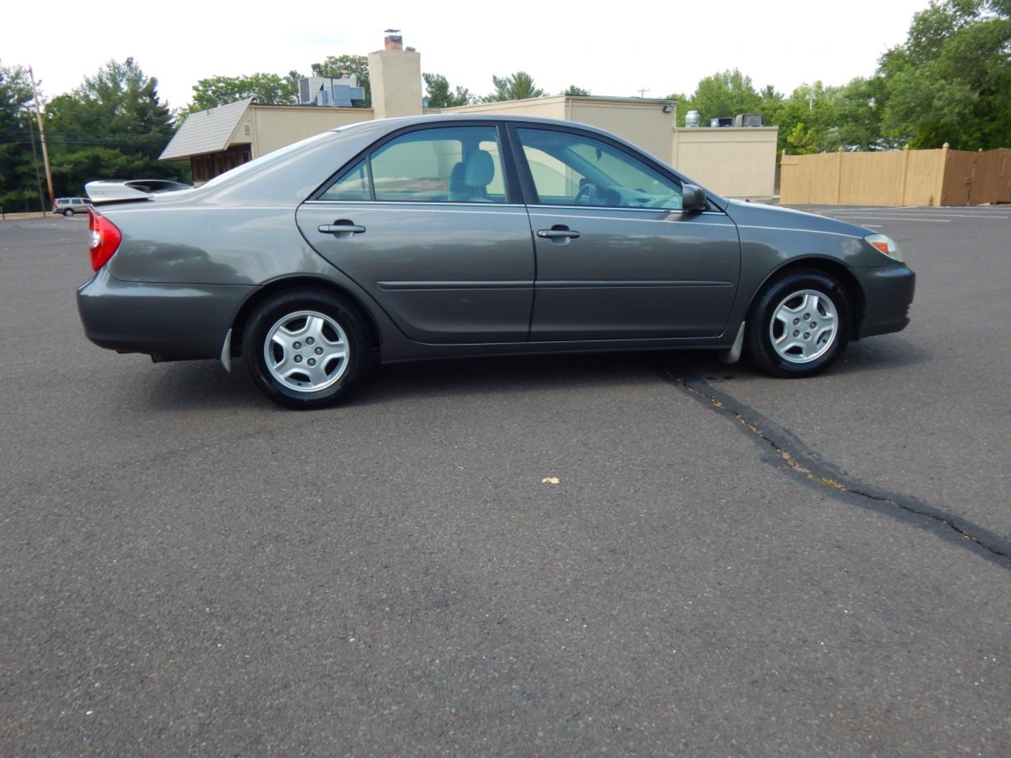 2003 Gray /Gray Cloth Toyota Camry LE V6 (4T1BF30K23U) with an 3.0L V6 DOHC 24V engine, 5-Speed Automatic Overdrive transmission, located at 6528 Lower York Road, New Hope, PA, 18938, (215) 862-9555, 40.358707, -74.977882 - Photo#4