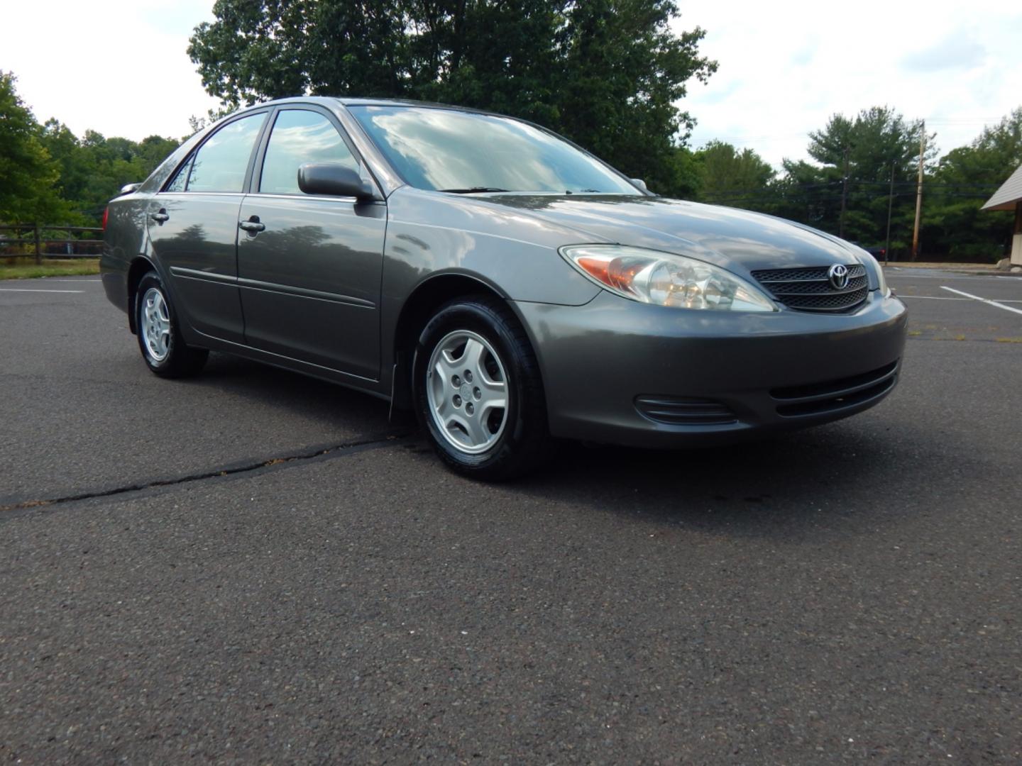 2003 Gray /Gray Cloth Toyota Camry LE V6 (4T1BF30K23U) with an 3.0L V6 DOHC 24V engine, 5-Speed Automatic Overdrive transmission, located at 6528 Lower York Road, New Hope, PA, 18938, (215) 862-9555, 40.358707, -74.977882 - Photo#3