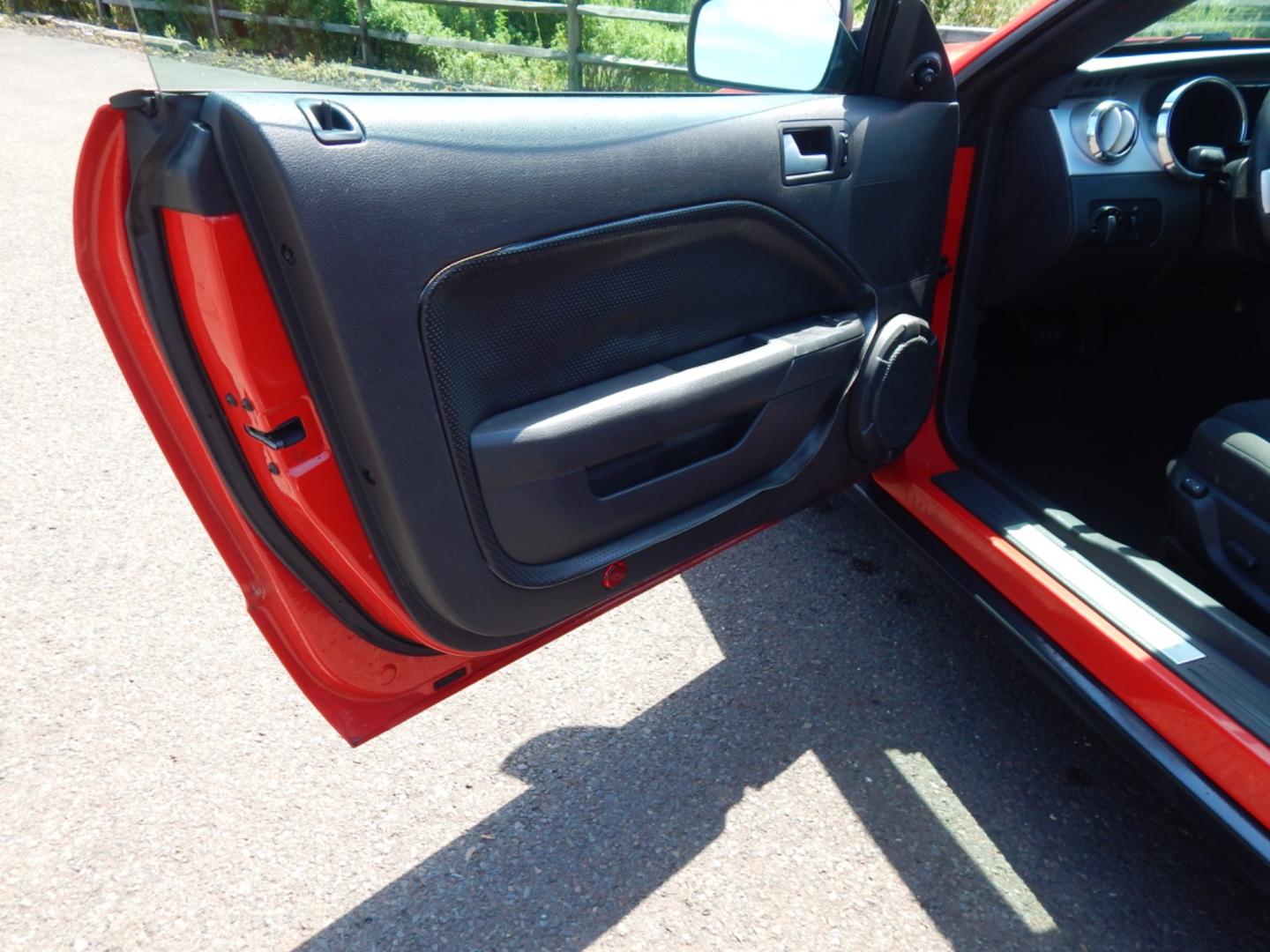 2006 RED /Black Cloth Ford Mustang V6 Deluxe Coupe (1ZVFT80N965) with an 4.0L V6 SOHC 12V engine, Automatic transmission, located at 6528 Lower York Road, New Hope, PA, 18938, (215) 862-9555, 40.358707, -74.977882 - Here we have a 2006 Ford Mustang with a 4.0L V6 putting power to the rear wheels via a smooth shifting automatic transmission. Options include: black cloth, AM/FM/CD/AUX radio, cruise control, tilt steering wheel, power windows/locks/mirrors, power sliding drivers seat, moonroof, rear spoiler and 17 - Photo#16