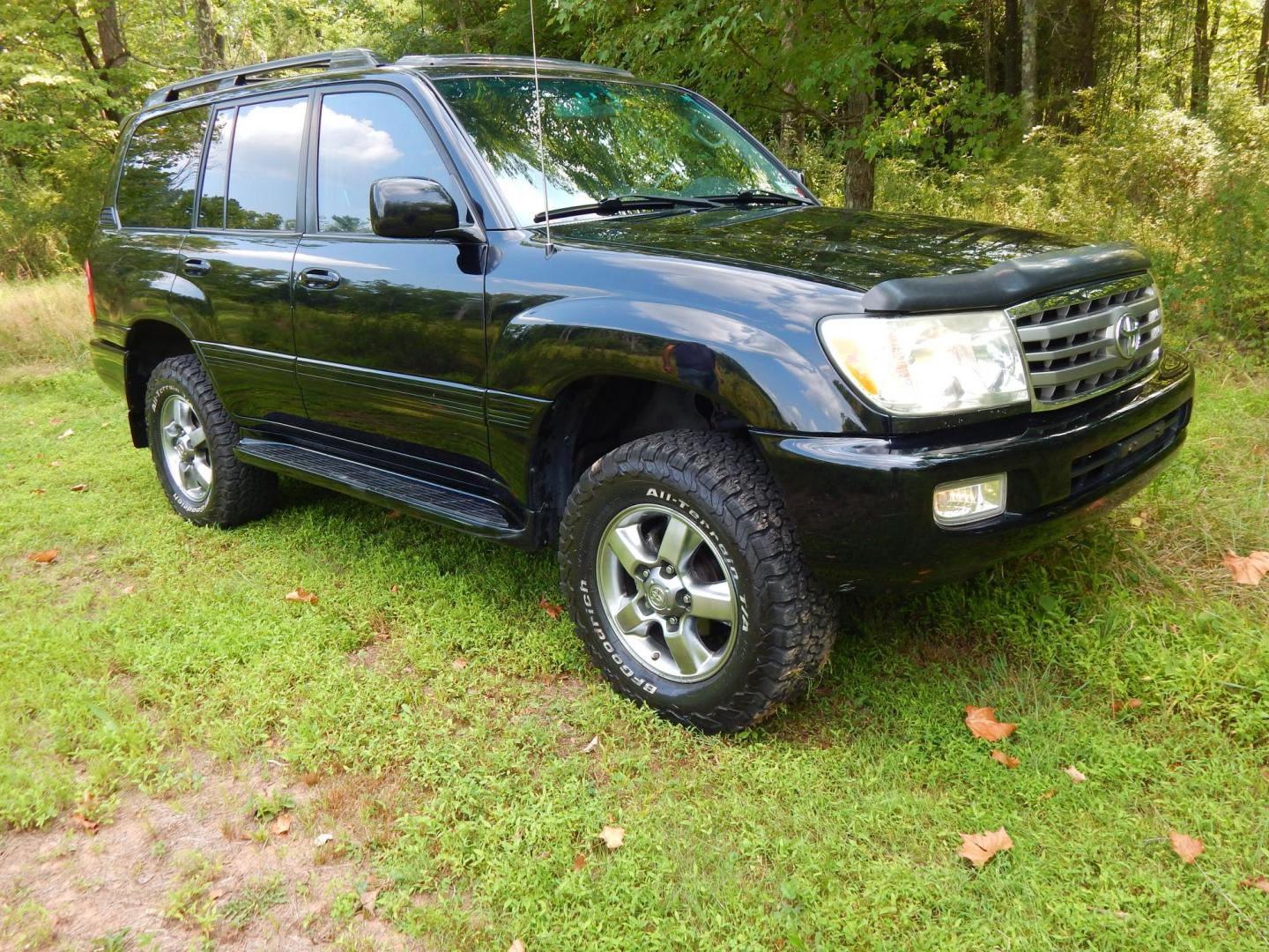 2006 Black /Gray Leather Toyota Land Cruiser 4WD (JTEHT05J162) with an 4.7L V8 DOHC 32V engine, 5-Speed Automatic Overdrive transmission, located at 6528 Lower York Road, New Hope, PA, 18938, (215) 862-9555, 40.358707, -74.977882 - Here we have a Toyota Land Cruiser with a 4.7L V8 putting power to the ground via a 4x4 automatic transmission. Options include: gray leather, dual power seats, dual heated seats, sunroof, AM/FM/CD/TAPE/SAT radio, navigation, power tilt steering wheel, cruise control, rear DVD, 3rd row seating, powe - Photo#3