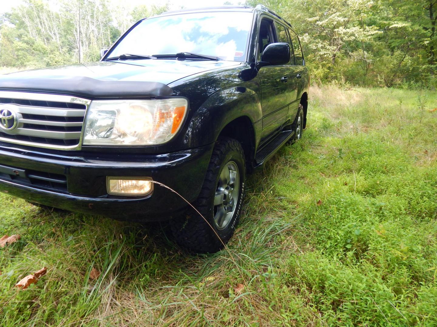 2006 Black /Gray Leather Toyota Land Cruiser 4WD (JTEHT05J162) with an 4.7L V8 DOHC 32V engine, 5-Speed Automatic Overdrive transmission, located at 6528 Lower York Road, New Hope, PA, 18938, (215) 862-9555, 40.358707, -74.977882 - Here we have a Toyota Land Cruiser with a 4.7L V8 putting power to the ground via a 4x4 automatic transmission. Options include: gray leather, dual power seats, dual heated seats, sunroof, AM/FM/CD/TAPE/SAT radio, navigation, power tilt steering wheel, cruise control, rear DVD, 3rd row seating, powe - Photo#16