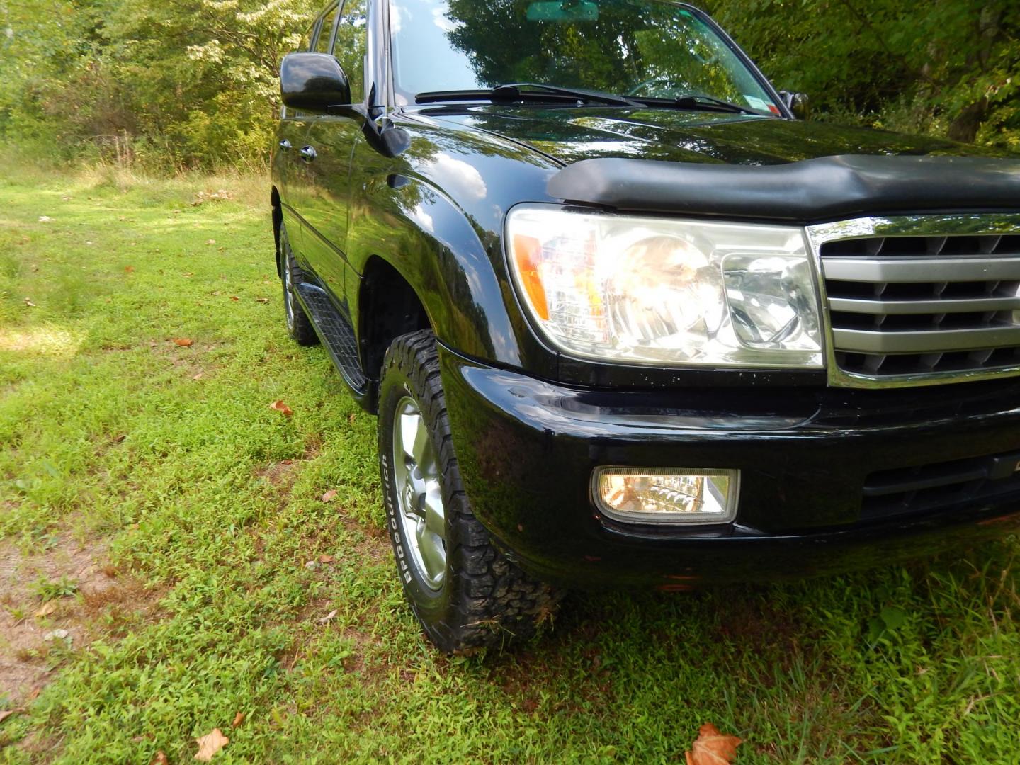 2006 Black /Gray Leather Toyota Land Cruiser 4WD (JTEHT05J162) with an 4.7L V8 DOHC 32V engine, 5-Speed Automatic Overdrive transmission, located at 6528 Lower York Road, New Hope, PA, 18938, (215) 862-9555, 40.358707, -74.977882 - Here we have a Toyota Land Cruiser with a 4.7L V8 putting power to the ground via a 4x4 automatic transmission. Options include: gray leather, dual power seats, dual heated seats, sunroof, AM/FM/CD/TAPE/SAT radio, navigation, power tilt steering wheel, cruise control, rear DVD, 3rd row seating, powe - Photo#15