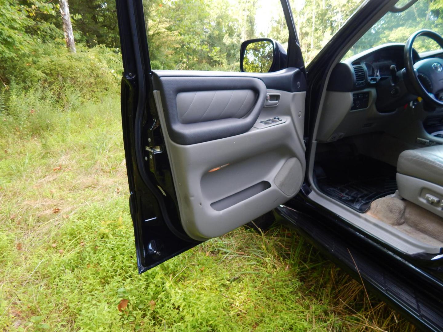 2006 Black /Gray Leather Toyota Land Cruiser 4WD (JTEHT05J162) with an 4.7L V8 DOHC 32V engine, 5-Speed Automatic Overdrive transmission, located at 6528 Lower York Road, New Hope, PA, 18938, (215) 862-9555, 40.358707, -74.977882 - Here we have a Toyota Land Cruiser with a 4.7L V8 putting power to the ground via a 4x4 automatic transmission. Options include: gray leather, dual power seats, dual heated seats, sunroof, AM/FM/CD/TAPE/SAT radio, navigation, power tilt steering wheel, cruise control, rear DVD, 3rd row seating, powe - Photo#17