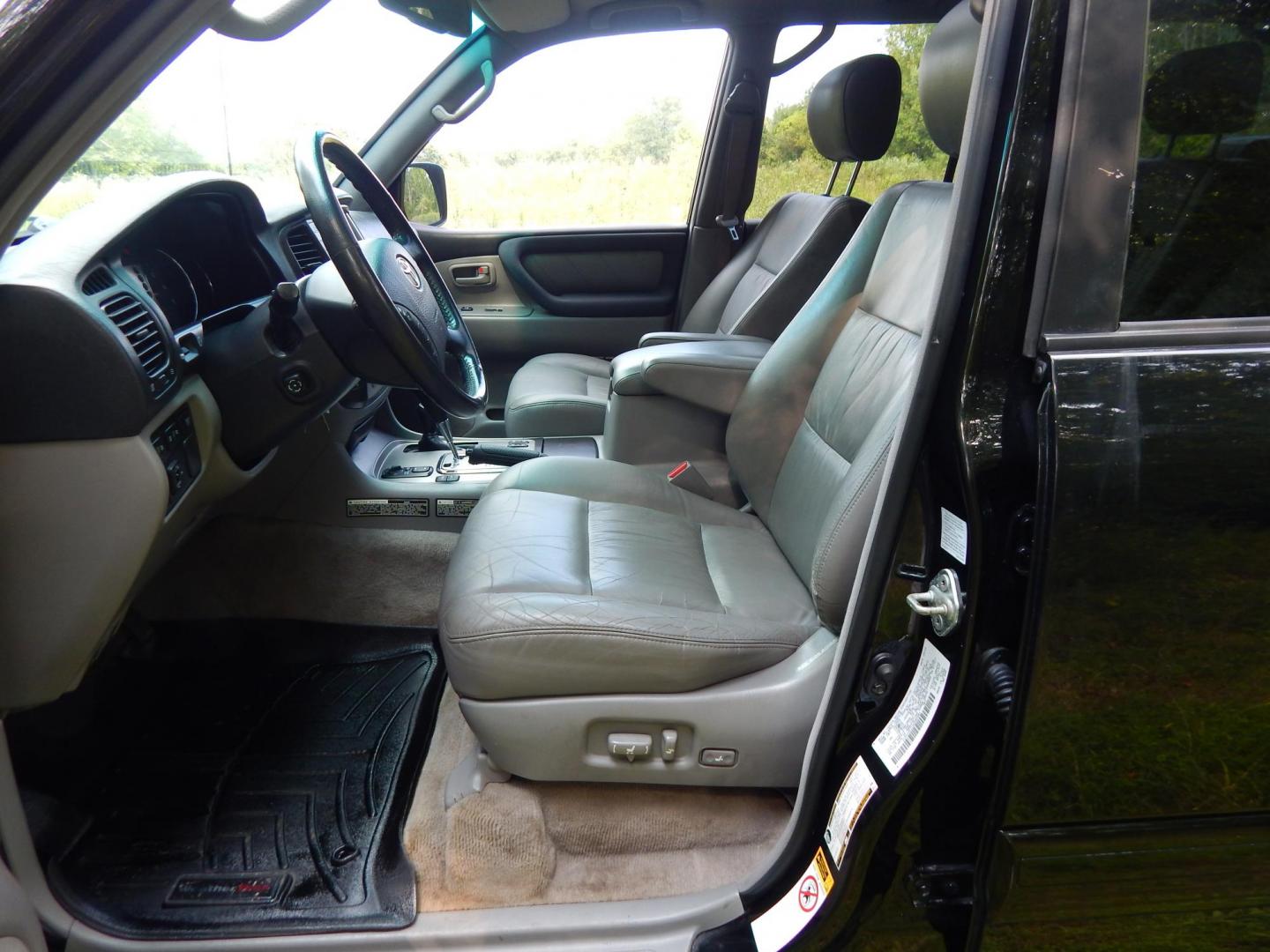 2006 Black /Gray Leather Toyota Land Cruiser 4WD (JTEHT05J162) with an 4.7L V8 DOHC 32V engine, 5-Speed Automatic Overdrive transmission, located at 6528 Lower York Road, New Hope, PA, 18938, (215) 862-9555, 40.358707, -74.977882 - Here we have a Toyota Land Cruiser with a 4.7L V8 putting power to the ground via a 4x4 automatic transmission. Options include: gray leather, dual power seats, dual heated seats, sunroof, AM/FM/CD/TAPE/SAT radio, navigation, power tilt steering wheel, cruise control, rear DVD, 3rd row seating, powe - Photo#8