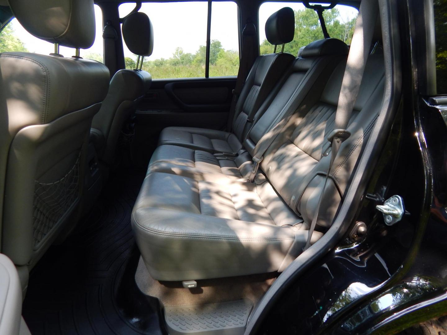 2006 Black /Gray Leather Toyota Land Cruiser 4WD (JTEHT05J162) with an 4.7L V8 DOHC 32V engine, 5-Speed Automatic Overdrive transmission, located at 6528 Lower York Road, New Hope, PA, 18938, (215) 862-9555, 40.358707, -74.977882 - Here we have a Toyota Land Cruiser with a 4.7L V8 putting power to the ground via a 4x4 automatic transmission. Options include: gray leather, dual power seats, dual heated seats, sunroof, AM/FM/CD/TAPE/SAT radio, navigation, power tilt steering wheel, cruise control, rear DVD, 3rd row seating, powe - Photo#9