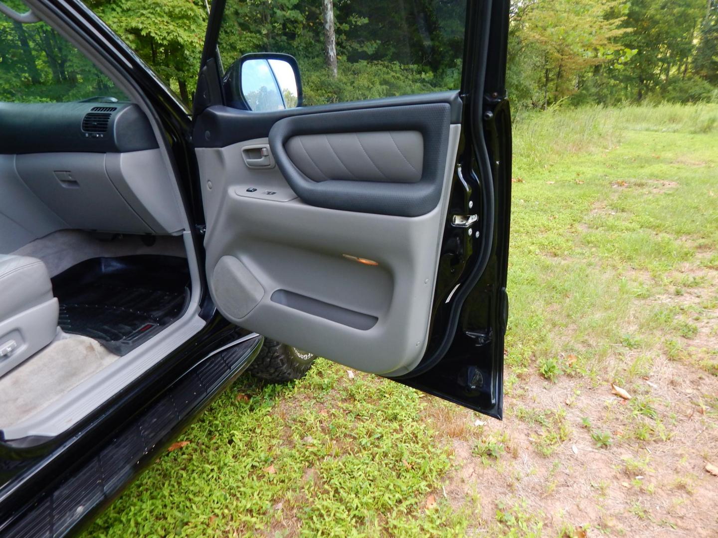 2006 Black /Gray Leather Toyota Land Cruiser 4WD (JTEHT05J162) with an 4.7L V8 DOHC 32V engine, 5-Speed Automatic Overdrive transmission, located at 6528 Lower York Road, New Hope, PA, 18938, (215) 862-9555, 40.358707, -74.977882 - Here we have a Toyota Land Cruiser with a 4.7L V8 putting power to the ground via a 4x4 automatic transmission. Options include: gray leather, dual power seats, dual heated seats, sunroof, AM/FM/CD/TAPE/SAT radio, navigation, power tilt steering wheel, cruise control, rear DVD, 3rd row seating, powe - Photo#22