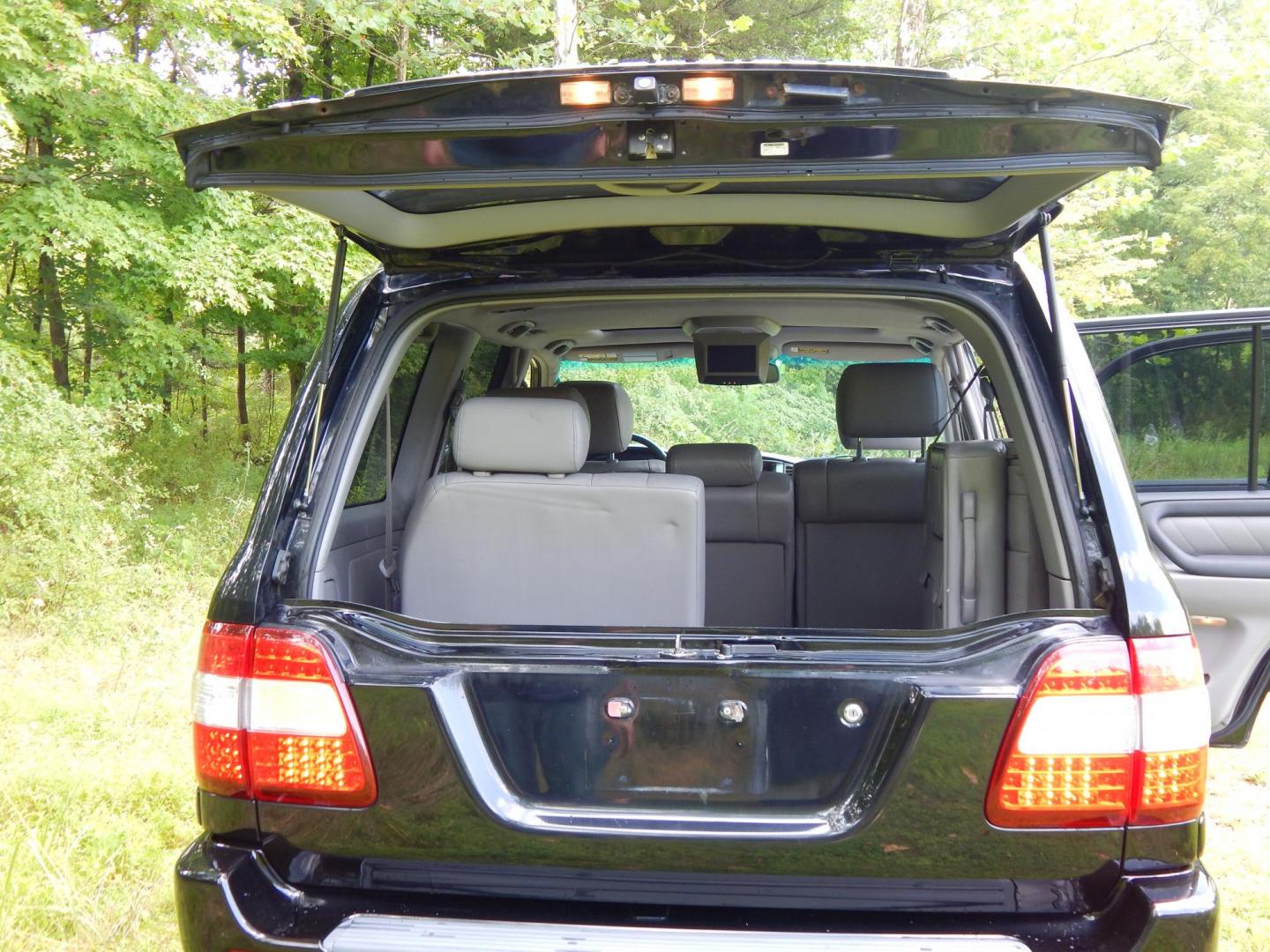 2006 Black /Gray Leather Toyota Land Cruiser 4WD (JTEHT05J162) with an 4.7L V8 DOHC 32V engine, 5-Speed Automatic Overdrive transmission, located at 6528 Lower York Road, New Hope, PA, 18938, (215) 862-9555, 40.358707, -74.977882 - Here we have a Toyota Land Cruiser with a 4.7L V8 putting power to the ground via a 4x4 automatic transmission. Options include: gray leather, dual power seats, dual heated seats, sunroof, AM/FM/CD/TAPE/SAT radio, navigation, power tilt steering wheel, cruise control, rear DVD, 3rd row seating, powe - Photo#24