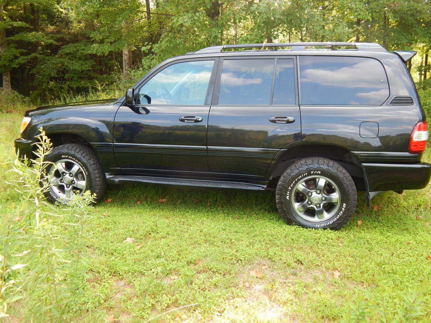 2006 Black /Gray Leather Toyota Land Cruiser 4WD (JTEHT05J162) with an 4.7L V8 DOHC 32V engine, 5-Speed Automatic Overdrive transmission, located at 6528 Lower York Road, New Hope, PA, 18938, (215) 862-9555, 40.358707, -74.977882 - Here we have a Toyota Land Cruiser with a 4.7L V8 putting power to the ground via a 4x4 automatic transmission. Options include: gray leather, dual power seats, dual heated seats, sunroof, AM/FM/CD/TAPE/SAT radio, navigation, power tilt steering wheel, cruise control, rear DVD, 3rd row seating, powe - Photo#1