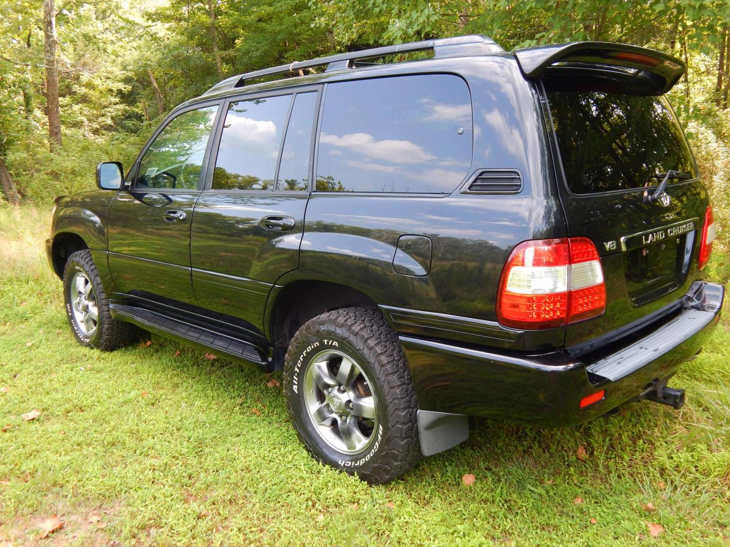 2006 Black /Gray Leather Toyota Land Cruiser 4WD (JTEHT05J162) with an 4.7L V8 DOHC 32V engine, 5-Speed Automatic Overdrive transmission, located at 6528 Lower York Road, New Hope, PA, 18938, (215) 862-9555, 40.358707, -74.977882 - Here we have a Toyota Land Cruiser with a 4.7L V8 putting power to the ground via a 4x4 automatic transmission. Options include: gray leather, dual power seats, dual heated seats, sunroof, AM/FM/CD/TAPE/SAT radio, navigation, power tilt steering wheel, cruise control, rear DVD, 3rd row seating, powe - Photo#2