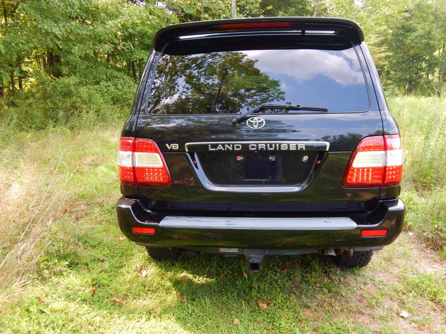 2006 Black /Gray Leather Toyota Land Cruiser 4WD (JTEHT05J162) with an 4.7L V8 DOHC 32V engine, 5-Speed Automatic Overdrive transmission, located at 6528 Lower York Road, New Hope, PA, 18938, (215) 862-9555, 40.358707, -74.977882 - Here we have a Toyota Land Cruiser with a 4.7L V8 putting power to the ground via a 4x4 automatic transmission. Options include: gray leather, dual power seats, dual heated seats, sunroof, AM/FM/CD/TAPE/SAT radio, navigation, power tilt steering wheel, cruise control, rear DVD, 3rd row seating, powe - Photo#7