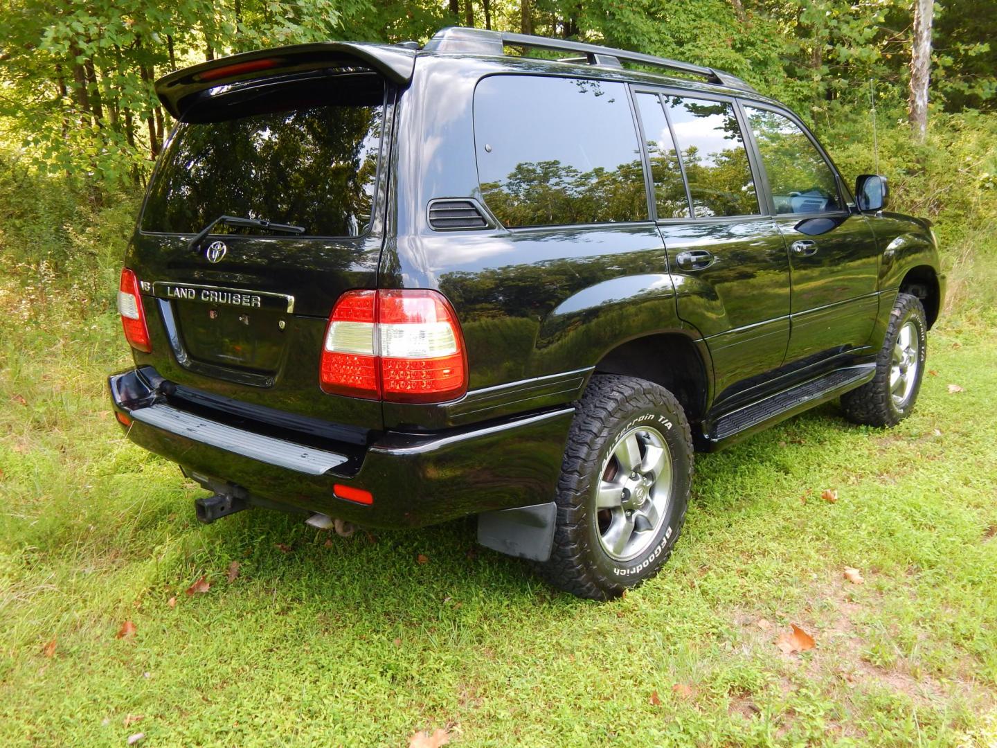 2006 Black /Gray Leather Toyota Land Cruiser 4WD (JTEHT05J162) with an 4.7L V8 DOHC 32V engine, 5-Speed Automatic Overdrive transmission, located at 6528 Lower York Road, New Hope, PA, 18938, (215) 862-9555, 40.358707, -74.977882 - Here we have a Toyota Land Cruiser with a 4.7L V8 putting power to the ground via a 4x4 automatic transmission. Options include: gray leather, dual power seats, dual heated seats, sunroof, AM/FM/CD/TAPE/SAT radio, navigation, power tilt steering wheel, cruise control, rear DVD, 3rd row seating, powe - Photo#5