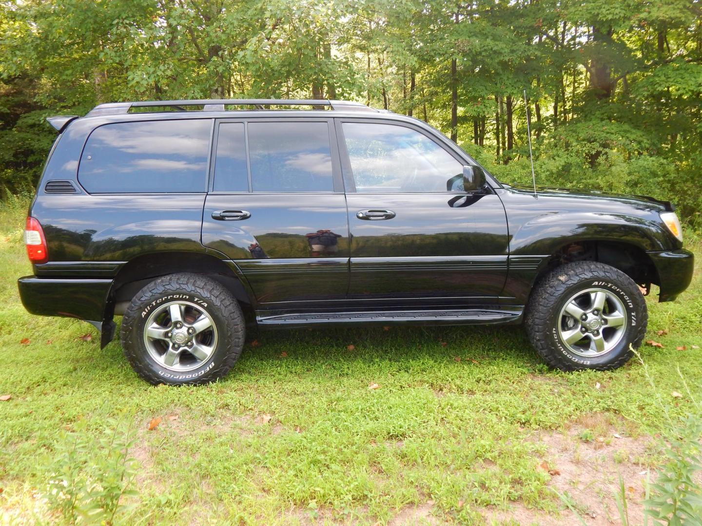 2006 Black /Gray Leather Toyota Land Cruiser 4WD (JTEHT05J162) with an 4.7L V8 DOHC 32V engine, 5-Speed Automatic Overdrive transmission, located at 6528 Lower York Road, New Hope, PA, 18938, (215) 862-9555, 40.358707, -74.977882 - Here we have a Toyota Land Cruiser with a 4.7L V8 putting power to the ground via a 4x4 automatic transmission. Options include: gray leather, dual power seats, dual heated seats, sunroof, AM/FM/CD/TAPE/SAT radio, navigation, power tilt steering wheel, cruise control, rear DVD, 3rd row seating, powe - Photo#4