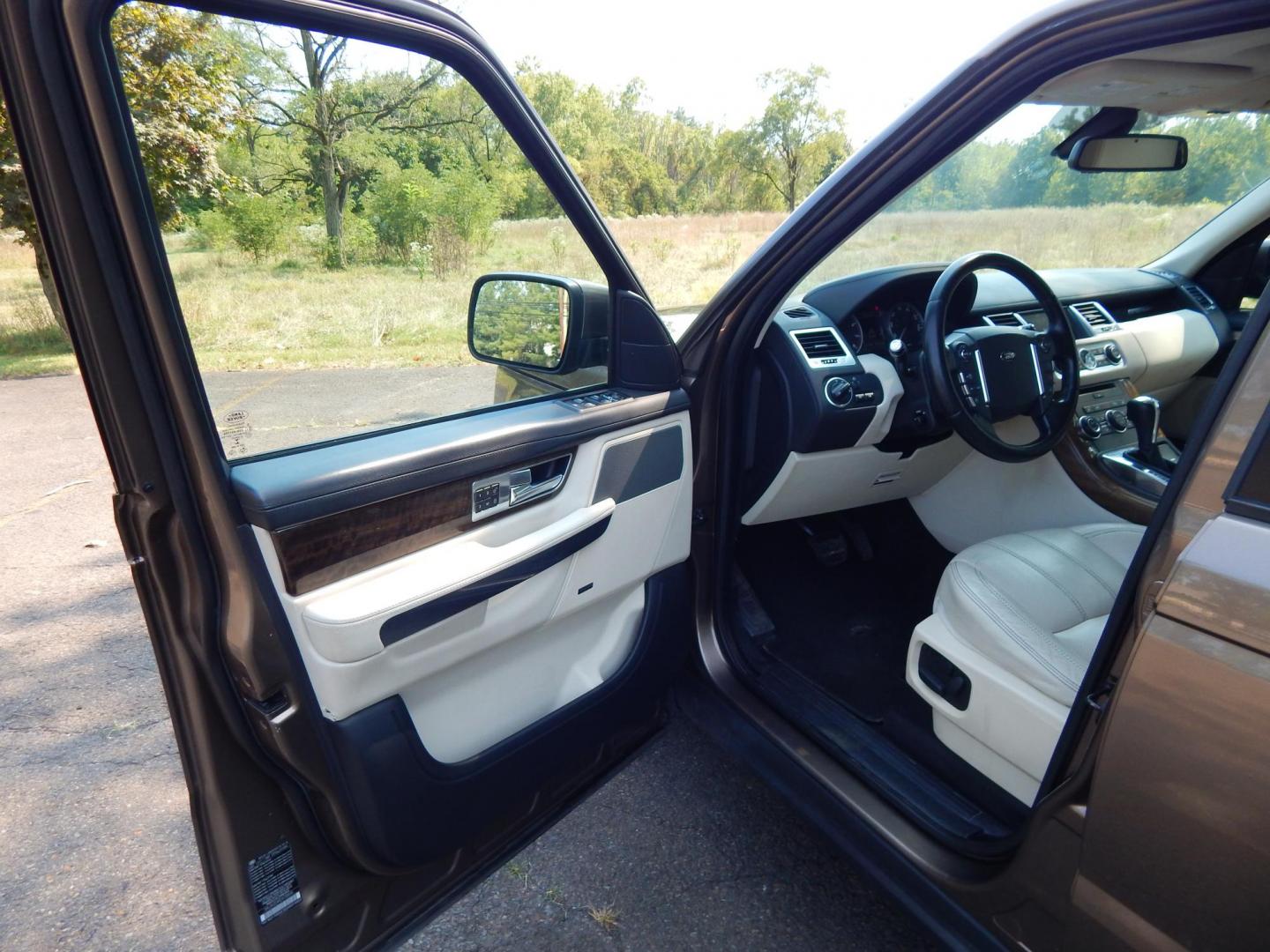 2013 Bronze /Ivory Leather Land Rover Range Rover Sport Luxury (SALSK2D40DA) with an 5.0L V8 engine, 6-Speed Automatic transmission, located at 6528 Lower York Road, New Hope, PA, 18938, (215) 862-9555, 40.358707, -74.977882 - Here we have a beautiful, ONE OWNER, Range Rover Sport Luxury with a 5.0L V8 putting power to all four wheels via an automatic transmission. Options include: Ivory leather seats, wood trim, keyless entry, push button start, dual power seats, heated seats front and rear, sunroof, dual climate control - Photo#9