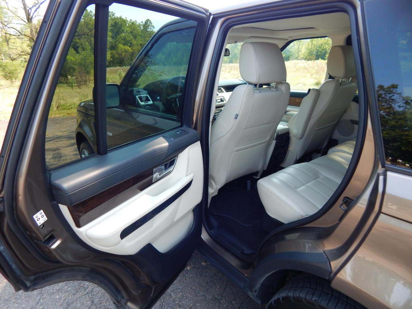 2013 Bronze /Ivory Leather Land Rover Range Rover Sport Luxury (SALSK2D40DA) with an 5.0L V8 engine, 6-Speed Automatic transmission, located at 6528 Lower York Road, New Hope, PA, 18938, (215) 862-9555, 40.358707, -74.977882 - Here we have a beautiful, ONE OWNER, Range Rover Sport Luxury with a 5.0L V8 putting power to all four wheels via an automatic transmission. Options include: Ivory leather seats, wood trim, keyless entry, push button start, dual power seats, heated seats front and rear, sunroof, dual climate control - Photo#11