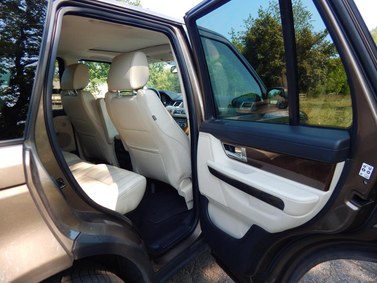 2013 Bronze /Ivory Leather Land Rover Range Rover Sport Luxury (SALSK2D40DA) with an 5.0L V8 engine, 6-Speed Automatic transmission, located at 6528 Lower York Road, New Hope, PA, 18938, (215) 862-9555, 40.358707, -74.977882 - Here we have a beautiful, ONE OWNER, Range Rover Sport Luxury with a 5.0L V8 putting power to all four wheels via an automatic transmission. Options include: Ivory leather seats, wood trim, keyless entry, push button start, dual power seats, heated seats front and rear, sunroof, dual climate control - Photo#15