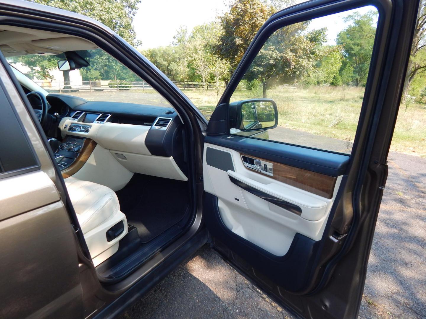 2013 Bronze /Ivory Leather Land Rover Range Rover Sport Luxury (SALSK2D40DA) with an 5.0L V8 engine, 6-Speed Automatic transmission, located at 6528 Lower York Road, New Hope, PA, 18938, (215) 862-9555, 40.358707, -74.977882 - Here we have a beautiful, ONE OWNER, Range Rover Sport Luxury with a 5.0L V8 putting power to all four wheels via an automatic transmission. Options include: Ivory leather seats, wood trim, keyless entry, push button start, dual power seats, heated seats front and rear, sunroof, dual climate control - Photo#17