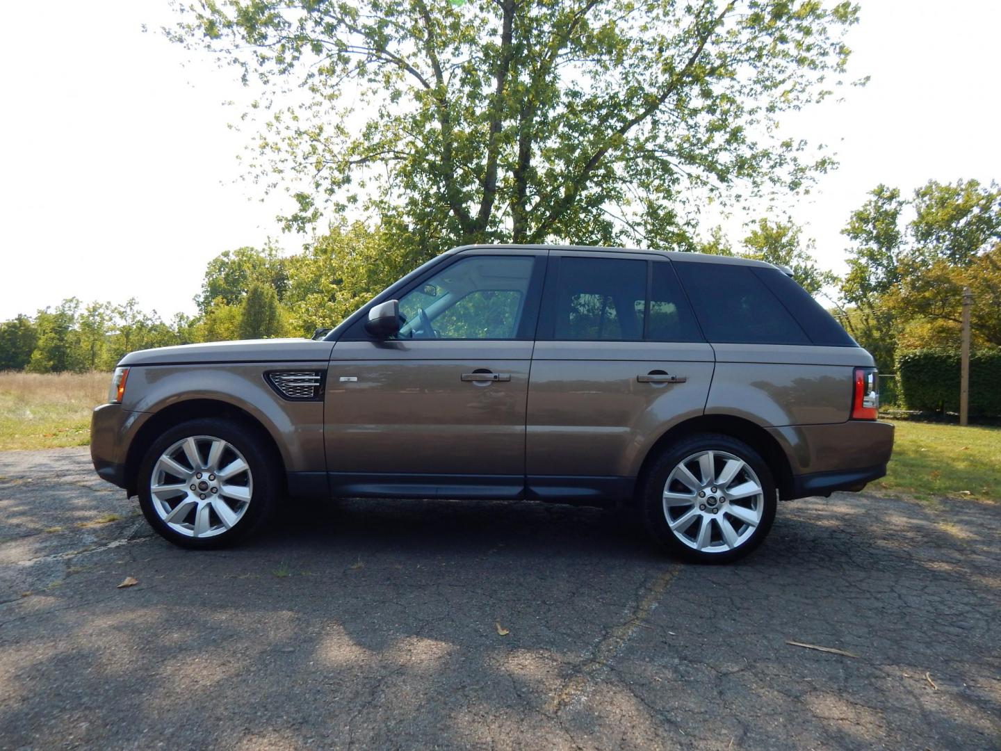 2013 Bronze /Ivory Leather Land Rover Range Rover Sport Luxury (SALSK2D40DA) with an 5.0L V8 engine, 6-Speed Automatic transmission, located at 6528 Lower York Road, New Hope, PA, 18938, (215) 862-9555, 40.358707, -74.977882 - Here we have a beautiful, ONE OWNER, Range Rover Sport Luxury with a 5.0L V8 putting power to all four wheels via an automatic transmission. Options include: Ivory leather seats, wood trim, keyless entry, push button start, dual power seats, heated seats front and rear, sunroof, dual climate control - Photo#1