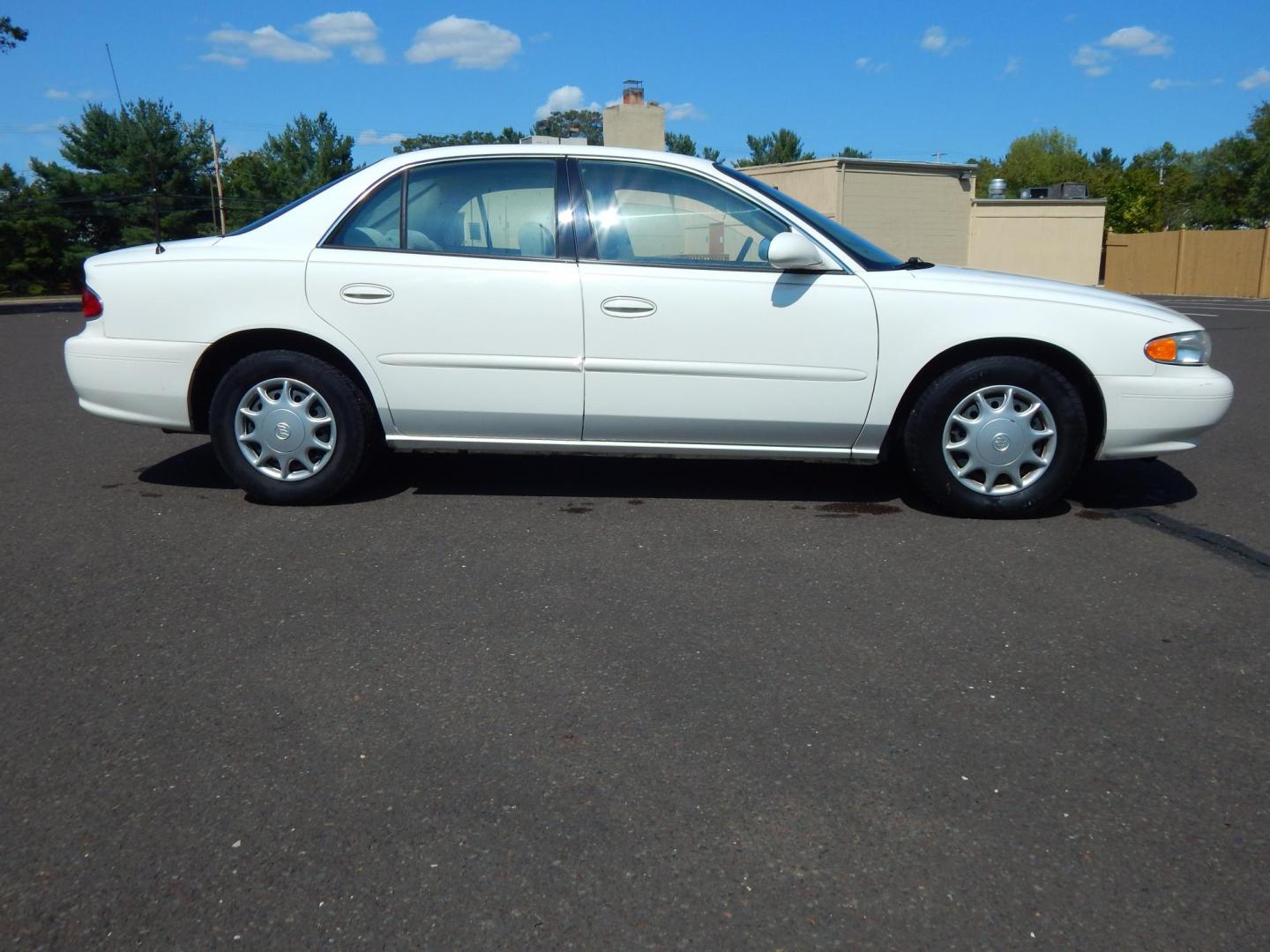 2005 White /Gray Cloth Buick Century Sedan (2G4WS52J851) with an 3.1L V6 OHV 12V engine, 4-Speed Automatic Overdrive transmission, located at 6528 Lower York Road, New Hope, PA, 18938, (215) 862-9555, 40.358707, -74.977882 - Here we have a Buick Century with a 3.1L V6 putting power to the front wheels via an automatic transmission. Options include: gray cloth, power drivers seat, dual climate controls, AM/FM/CD/TAPE radio, tilt steering wheel, power windows, power locks, power mirrors, cruise control and 15 inch wheels. - Photo#4