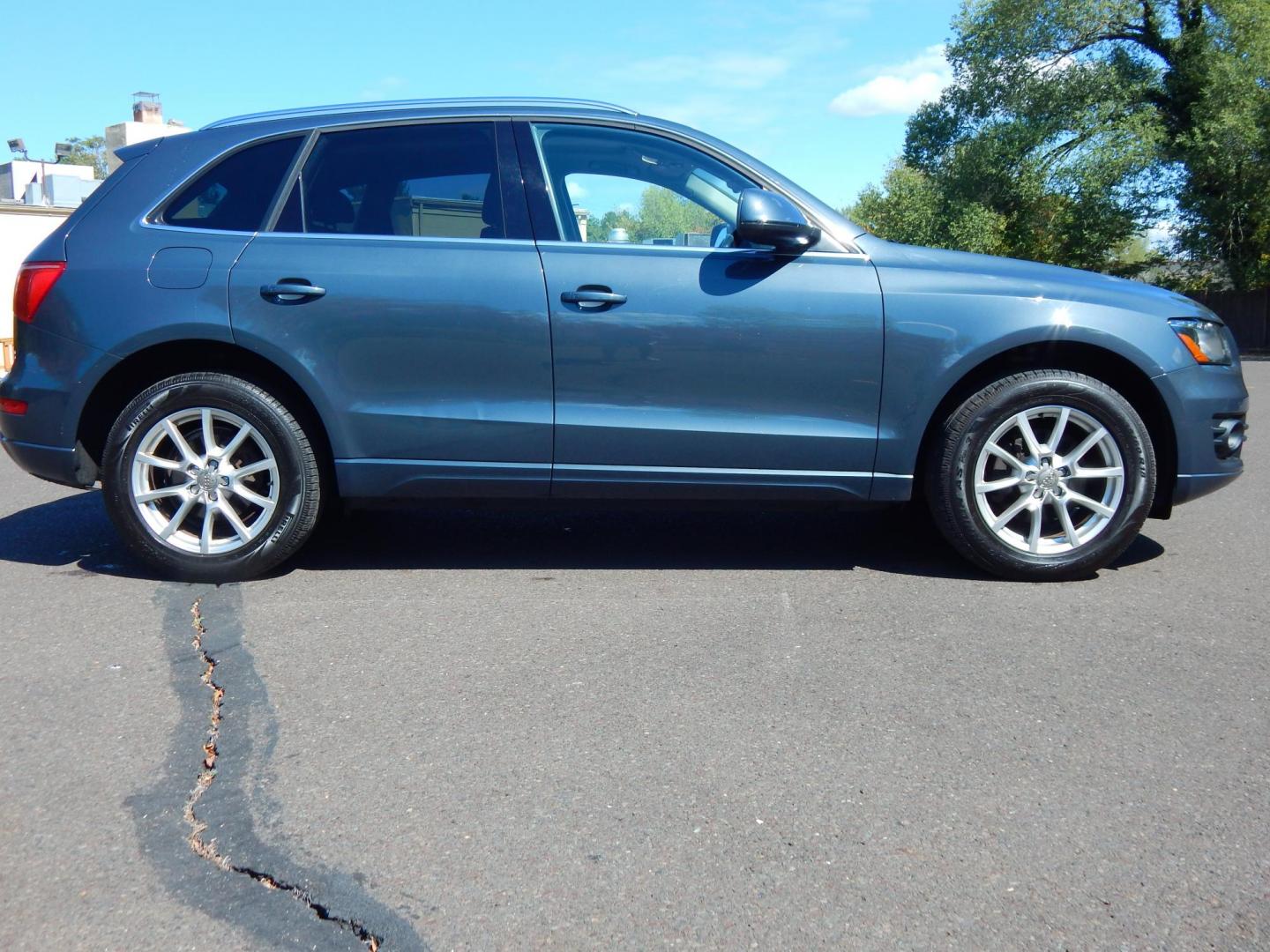 2011 Blue /Black Leather Audi Q5 2.0 quattro Premium (WA1LFAFP9BA) with an 2.0L L4 DOHC 16V engine, 6-Speed Automatic transmission, located at 6528 Lower York Road, New Hope, PA, 18938, (215) 862-9555, 40.358707, -74.977882 - Here we have an Audi Q5 with a 2.0L turbo engine putting power to all four wheels via an automatic transmission. Options include: black leather, dual power seats, dual climate controls, sunroof, AM/FM/CD/AMI radio, navigation, cruise control, tilt steering wheel, power windows, power locks, power mi - Photo#4