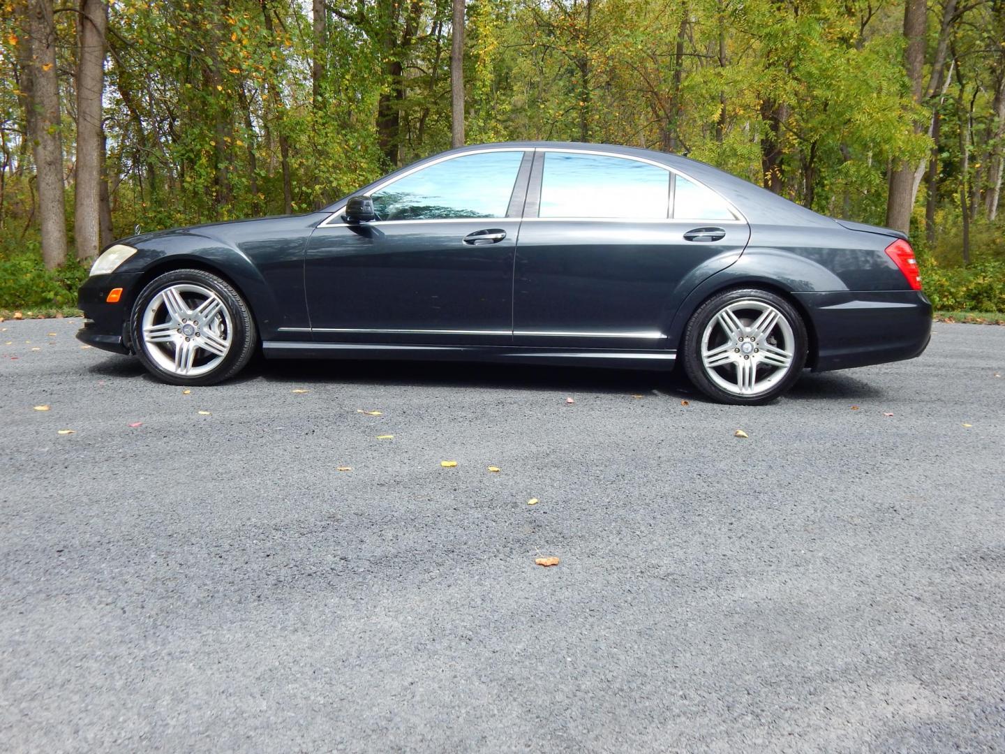 2013 Gray /Black Leather Mercedes-Benz S-Class S550 4-MATIC (WDDNG9EB6DA) with an 4.6L Bi-Turbo V8 DOHC 32V engine, 7-Speed Automatic transmission, located at 6528 Lower York Road, New Hope, PA, 18938, (215) 862-9555, 40.358707, -74.977882 - Here for sale is a beautiful 2013 Mercedes-Benz S550 4 Matic.....This luxury sport sedan is powered by a 4.6 Liter Twin turbocharged V8 engine that runs great, automatic transmission, tilt wheel/cruise control, keyless entry, 2 Master keys, heated steering wheel, power windows, mirrors, central lo - Photo#1