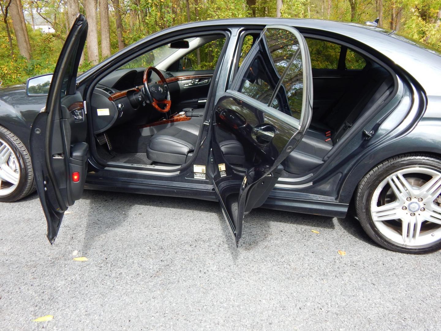 2013 Gray /Black Leather Mercedes-Benz S-Class S550 4-MATIC (WDDNG9EB6DA) with an 4.6L Bi-Turbo V8 DOHC 32V engine, 7-Speed Automatic transmission, located at 6528 Lower York Road, New Hope, PA, 18938, (215) 862-9555, 40.358707, -74.977882 - Here for sale is a beautiful 2013 Mercedes-Benz S550 4 Matic.....This luxury sport sedan is powered by a 4.6 Liter Twin turbocharged V8 engine that runs great, automatic transmission, tilt wheel/cruise control, keyless entry, 2 Master keys, heated steering wheel, power windows, mirrors, central lo - Photo#13