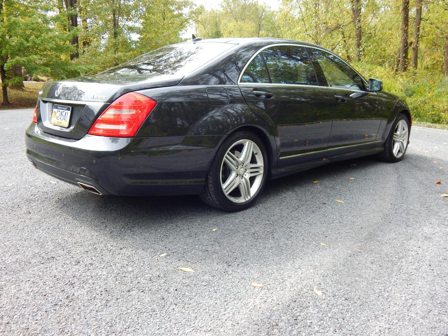 2013 Gray /Black Leather Mercedes-Benz S-Class S550 4-MATIC (WDDNG9EB6DA) with an 4.6L Bi-Turbo V8 DOHC 32V engine, 7-Speed Automatic transmission, located at 6528 Lower York Road, New Hope, PA, 18938, (215) 862-9555, 40.358707, -74.977882 - Here for sale is a beautiful 2013 Mercedes-Benz S550 4 Matic.....This luxury sport sedan is powered by a 4.6 Liter Twin turbocharged V8 engine that runs great, automatic transmission, tilt wheel/cruise control, keyless entry, 2 Master keys, heated steering wheel, power windows, mirrors, central lo - Photo#3