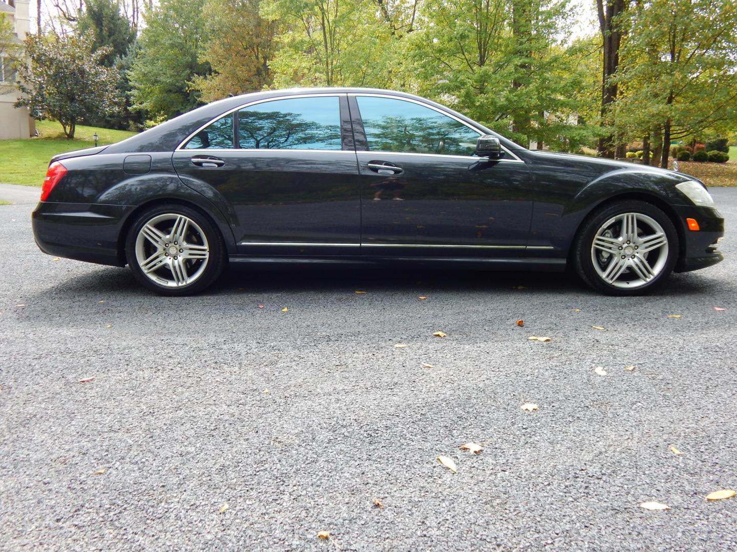 2013 Gray /Black Leather Mercedes-Benz S-Class S550 4-MATIC (WDDNG9EB6DA) with an 4.6L Bi-Turbo V8 DOHC 32V engine, 7-Speed Automatic transmission, located at 6528 Lower York Road, New Hope, PA, 18938, (215) 862-9555, 40.358707, -74.977882 - Here for sale is a beautiful 2013 Mercedes-Benz S550 4 Matic.....This luxury sport sedan is powered by a 4.6 Liter Twin turbocharged V8 engine that runs great, automatic transmission, tilt wheel/cruise control, keyless entry, 2 Master keys, heated steering wheel, power windows, mirrors, central lo - Photo#4