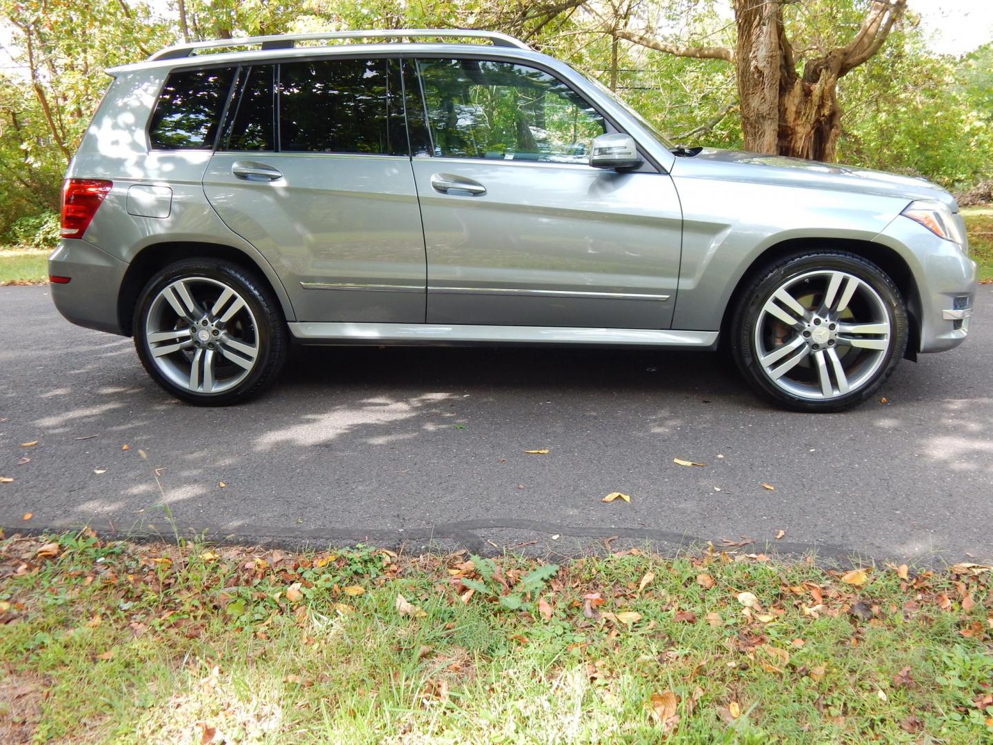 2014 Gray /Black Leather Mercedes-Benz GLK-Class GLK350 4MATIC (WDCGG8JB6EG) with an 3.5L V6 DOHC 24V engine, 7-Speed Automatic transmission, located at 6528 Lower York Road, New Hope, PA, 18938, (215) 862-9555, 40.358707, -74.977882 - 2014 Mercedes-Benz GLK 350 ......3.5 Liter V6 engine, auto trans, tilt wheel, cruise control, dual heated power seats, windows, mirrors, central locking system, black leather seats, aluminum trim, 1 Master Key, dual zone climate control, AM/FM/CD/Sat/Bluetooth sound system, Navigation, rear view ca - Photo#5