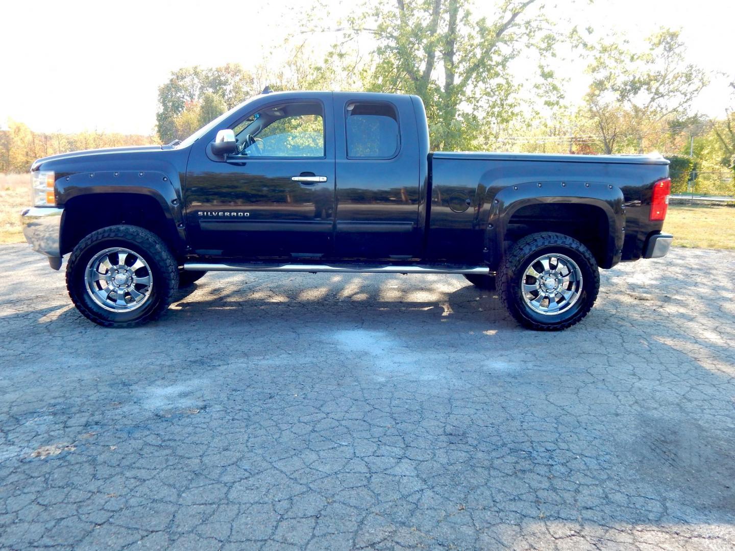 2013 Black /Black leather Chevrolet Silverado 1500 LT Ext. Cab Long Box 4WD (1GCRKSE76DZ) with an 5.3L V8 OHV 16V FFV engine, 6-Speed Automatic transmission, located at 6528 Lower York Road, New Hope, PA, 18938, (215) 862-9555, 40.358707, -74.977882 - Here we have a very cool Chevy Silverado 1500 with a 5.3L V8 putting power to an automatic 4x4 transmission. Options include: black leather, dual climate controls, automatic headlights, AM/FM/CD/AUX radio, cruise control, power windows/locks/mirrors, tilt steering wheel, side steps, bed cover, tow h - Photo#1