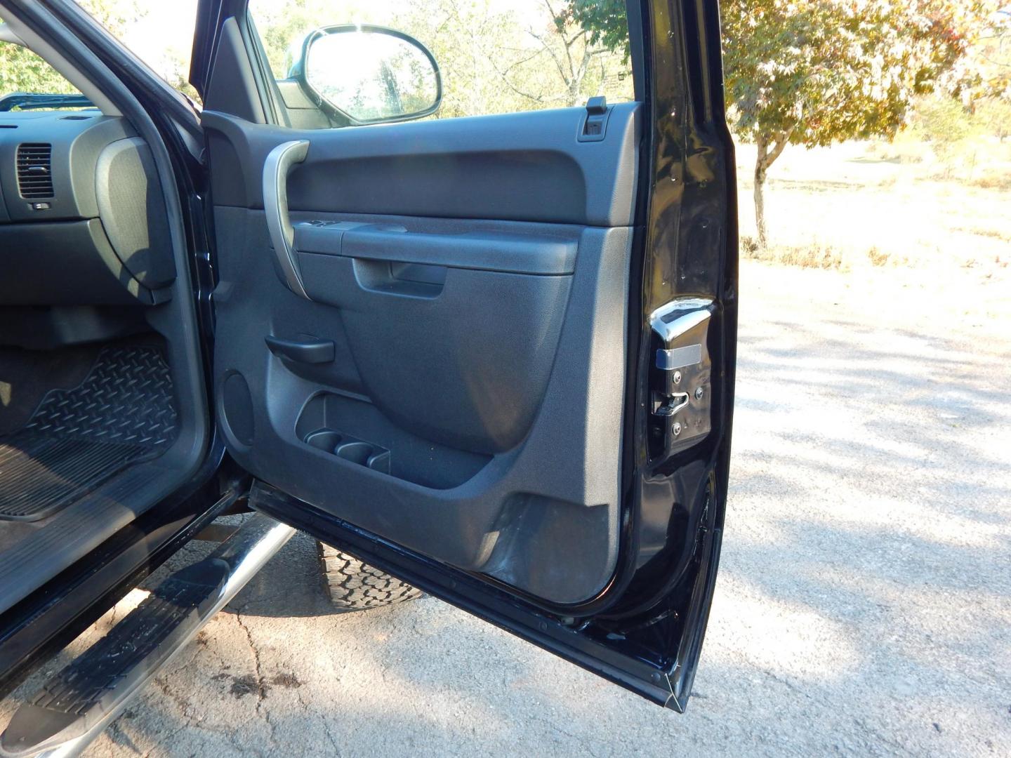 2013 Black /Black leather Chevrolet Silverado 1500 LT Ext. Cab Long Box 4WD (1GCRKSE76DZ) with an 5.3L V8 OHV 16V FFV engine, 6-Speed Automatic transmission, located at 6528 Lower York Road, New Hope, PA, 18938, (215) 862-9555, 40.358707, -74.977882 - Here we have a very cool Chevy Silverado 1500 with a 5.3L V8 putting power to an automatic 4x4 transmission. Options include: black leather, dual climate controls, automatic headlights, AM/FM/CD/AUX radio, cruise control, power windows/locks/mirrors, tilt steering wheel, side steps, bed cover, tow h - Photo#16