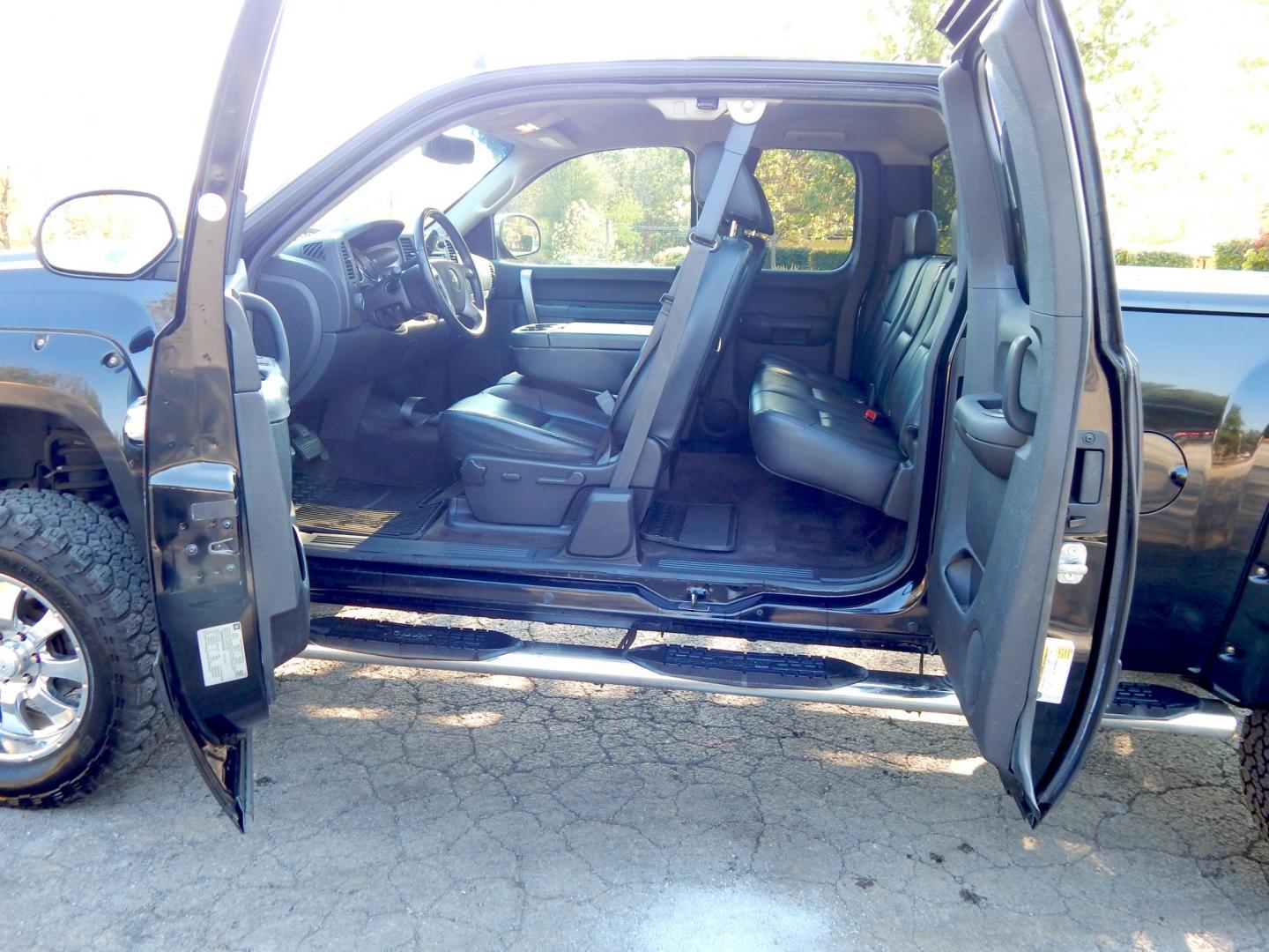 2013 Black /Black leather Chevrolet Silverado 1500 LT Ext. Cab Long Box 4WD (1GCRKSE76DZ) with an 5.3L V8 OHV 16V FFV engine, 6-Speed Automatic transmission, located at 6528 Lower York Road, New Hope, PA, 18938, (215) 862-9555, 40.358707, -74.977882 - Here we have a very cool Chevy Silverado 1500 with a 5.3L V8 putting power to an automatic 4x4 transmission. Options include: black leather, dual climate controls, automatic headlights, AM/FM/CD/AUX radio, cruise control, power windows/locks/mirrors, tilt steering wheel, side steps, bed cover, tow h - Photo#10