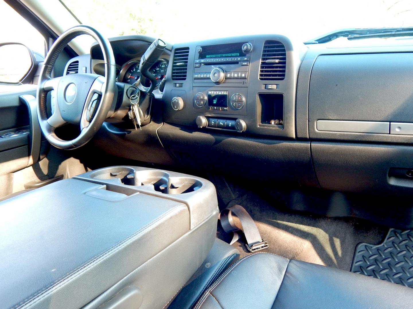 2013 Black /Black leather Chevrolet Silverado 1500 LT Ext. Cab Long Box 4WD (1GCRKSE76DZ) with an 5.3L V8 OHV 16V FFV engine, 6-Speed Automatic transmission, located at 6528 Lower York Road, New Hope, PA, 18938, (215) 862-9555, 40.358707, -74.977882 - Here we have a very cool Chevy Silverado 1500 with a 5.3L V8 putting power to an automatic 4x4 transmission. Options include: black leather, dual climate controls, automatic headlights, AM/FM/CD/AUX radio, cruise control, power windows/locks/mirrors, tilt steering wheel, side steps, bed cover, tow h - Photo#18