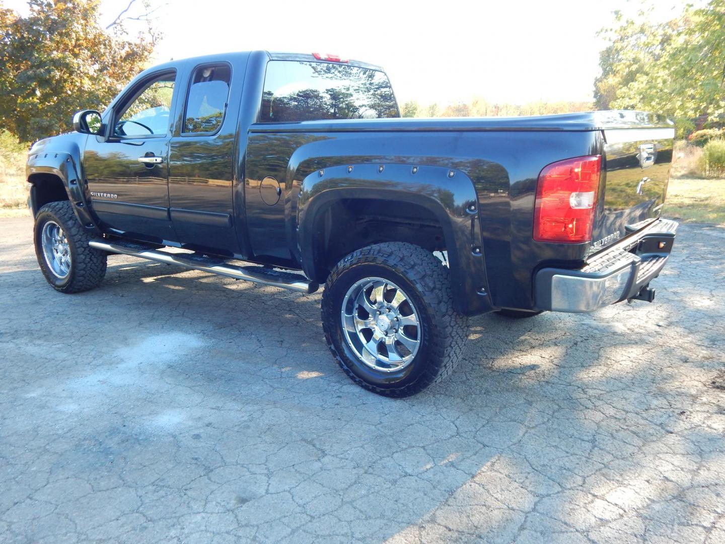 2013 Black /Black leather Chevrolet Silverado 1500 LT Ext. Cab Long Box 4WD (1GCRKSE76DZ) with an 5.3L V8 OHV 16V FFV engine, 6-Speed Automatic transmission, located at 6528 Lower York Road, New Hope, PA, 18938, (215) 862-9555, 40.358707, -74.977882 - Here we have a very cool Chevy Silverado 1500 with a 5.3L V8 putting power to an automatic 4x4 transmission. Options include: black leather, dual climate controls, automatic headlights, AM/FM/CD/AUX radio, cruise control, power windows/locks/mirrors, tilt steering wheel, side steps, bed cover, tow h - Photo#5