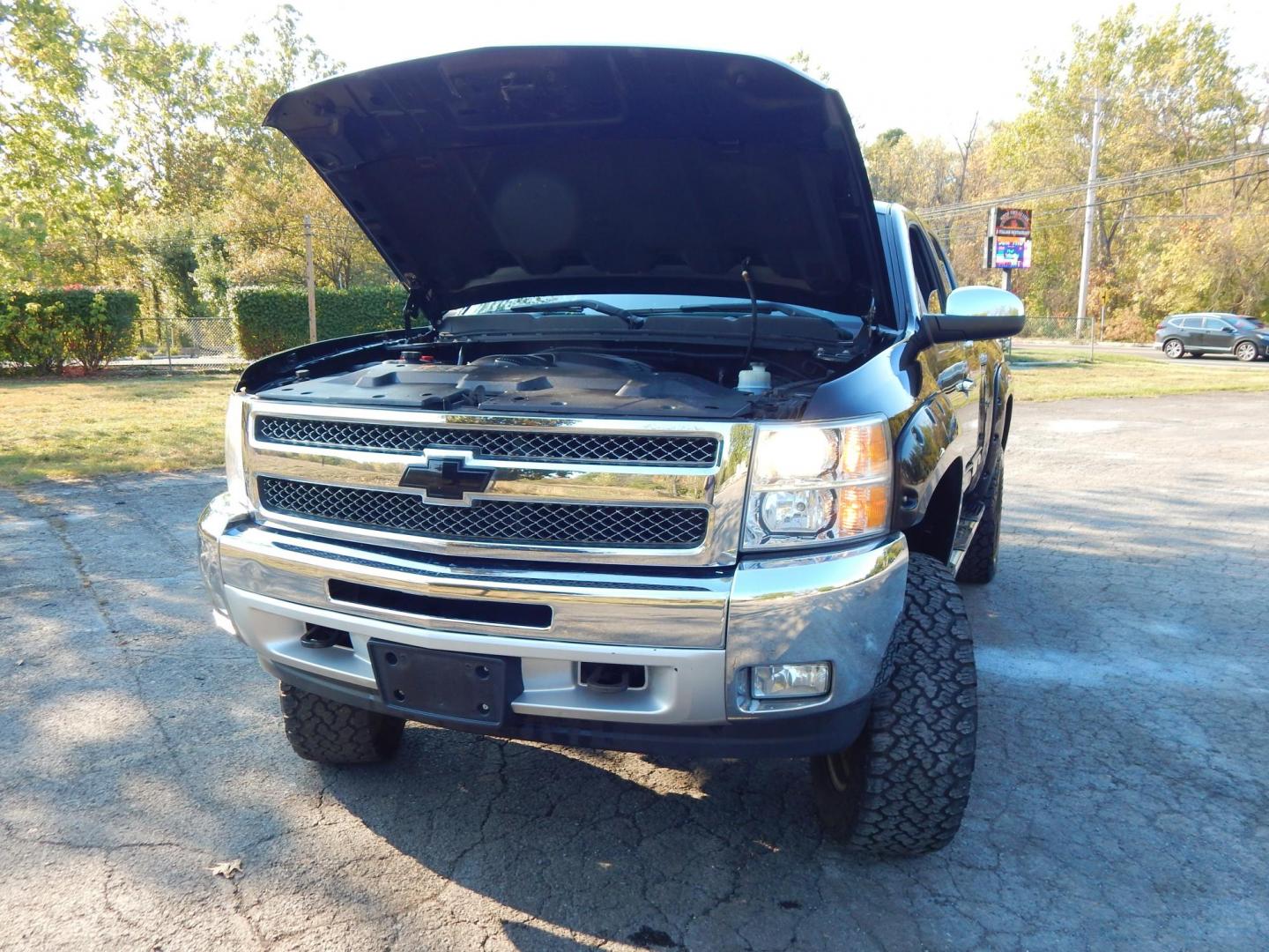 2013 Black /Black leather Chevrolet Silverado 1500 LT Ext. Cab Long Box 4WD (1GCRKSE76DZ) with an 5.3L V8 OHV 16V FFV engine, 6-Speed Automatic transmission, located at 6528 Lower York Road, New Hope, PA, 18938, (215) 862-9555, 40.358707, -74.977882 - Here we have a very cool Chevy Silverado 1500 with a 5.3L V8 putting power to an automatic 4x4 transmission. Options include: black leather, dual climate controls, automatic headlights, AM/FM/CD/AUX radio, cruise control, power windows/locks/mirrors, tilt steering wheel, side steps, bed cover, tow h - Photo#7