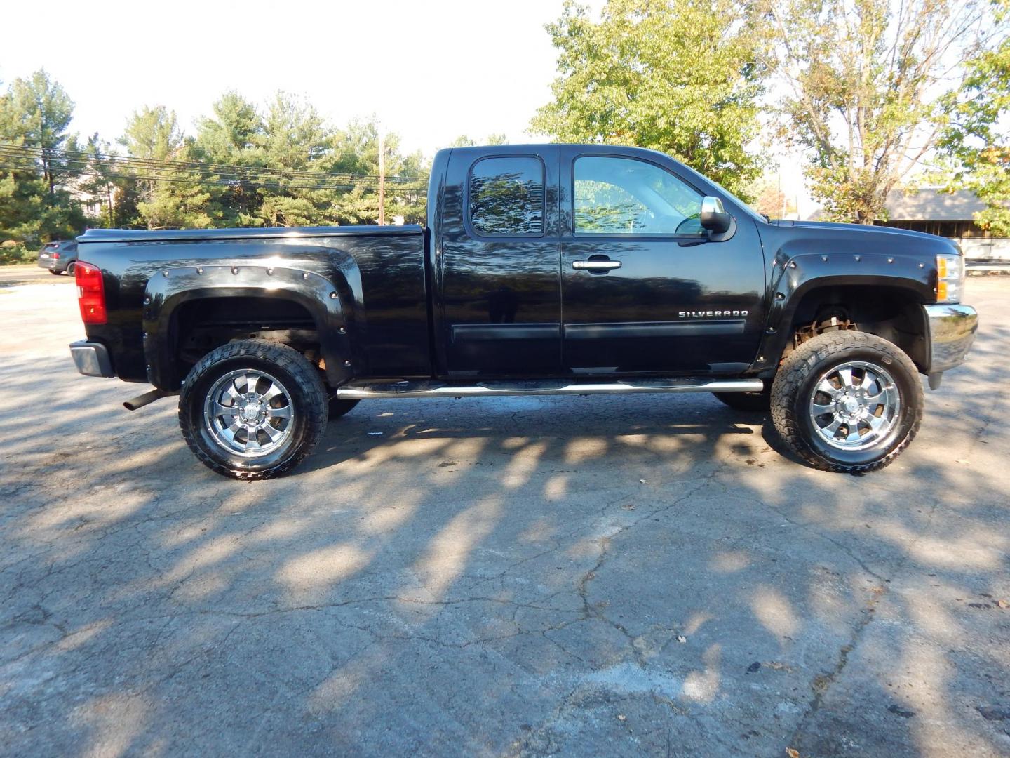 2013 Black /Black leather Chevrolet Silverado 1500 LT Ext. Cab Long Box 4WD (1GCRKSE76DZ) with an 5.3L V8 OHV 16V FFV engine, 6-Speed Automatic transmission, located at 6528 Lower York Road, New Hope, PA, 18938, (215) 862-9555, 40.358707, -74.977882 - Here we have a very cool Chevy Silverado 1500 with a 5.3L V8 putting power to an automatic 4x4 transmission. Options include: black leather, dual climate controls, automatic headlights, AM/FM/CD/AUX radio, cruise control, power windows/locks/mirrors, tilt steering wheel, side steps, bed cover, tow h - Photo#3