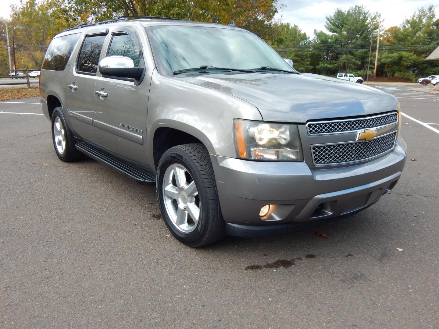 2008 Gray /Gray Leather Chevrolet Suburban LS 1500 4WD (1GNFK16328J) with an 5.3L V8 OHV 16V FFV engine, 4-Speed Automatic Overdrive transmission, located at 6528 Lower York Road, New Hope, PA, 18938, (215) 862-9555, 40.358707, -74.977882 - Here we have a Chevy Suburban with a 5.3L V8 putting power to a 4x4 automatic transmission. Options include: black leather, dual power seats, heated seats, movie screen, AM/FM/AUX/SAT/CD radio with navigation, cruise control, automatic headlights, power windows/locks/mirrors, dual plus rear climate - Photo#5