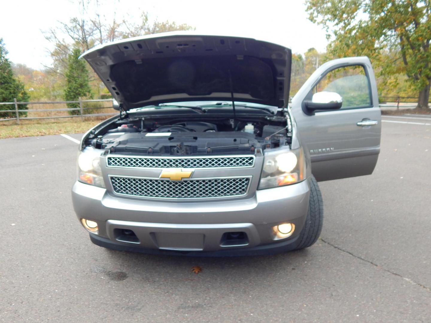 2008 Gray /Gray Leather Chevrolet Suburban LS 1500 4WD (1GNFK16328J) with an 5.3L V8 OHV 16V FFV engine, 4-Speed Automatic Overdrive transmission, located at 6528 Lower York Road, New Hope, PA, 18938, (215) 862-9555, 40.358707, -74.977882 - Here we have a Chevy Suburban with a 5.3L V8 putting power to a 4x4 automatic transmission. Options include: black leather, dual power seats, heated seats, movie screen, AM/FM/AUX/SAT/CD radio with navigation, cruise control, automatic headlights, power windows/locks/mirrors, dual plus rear climate - Photo#23