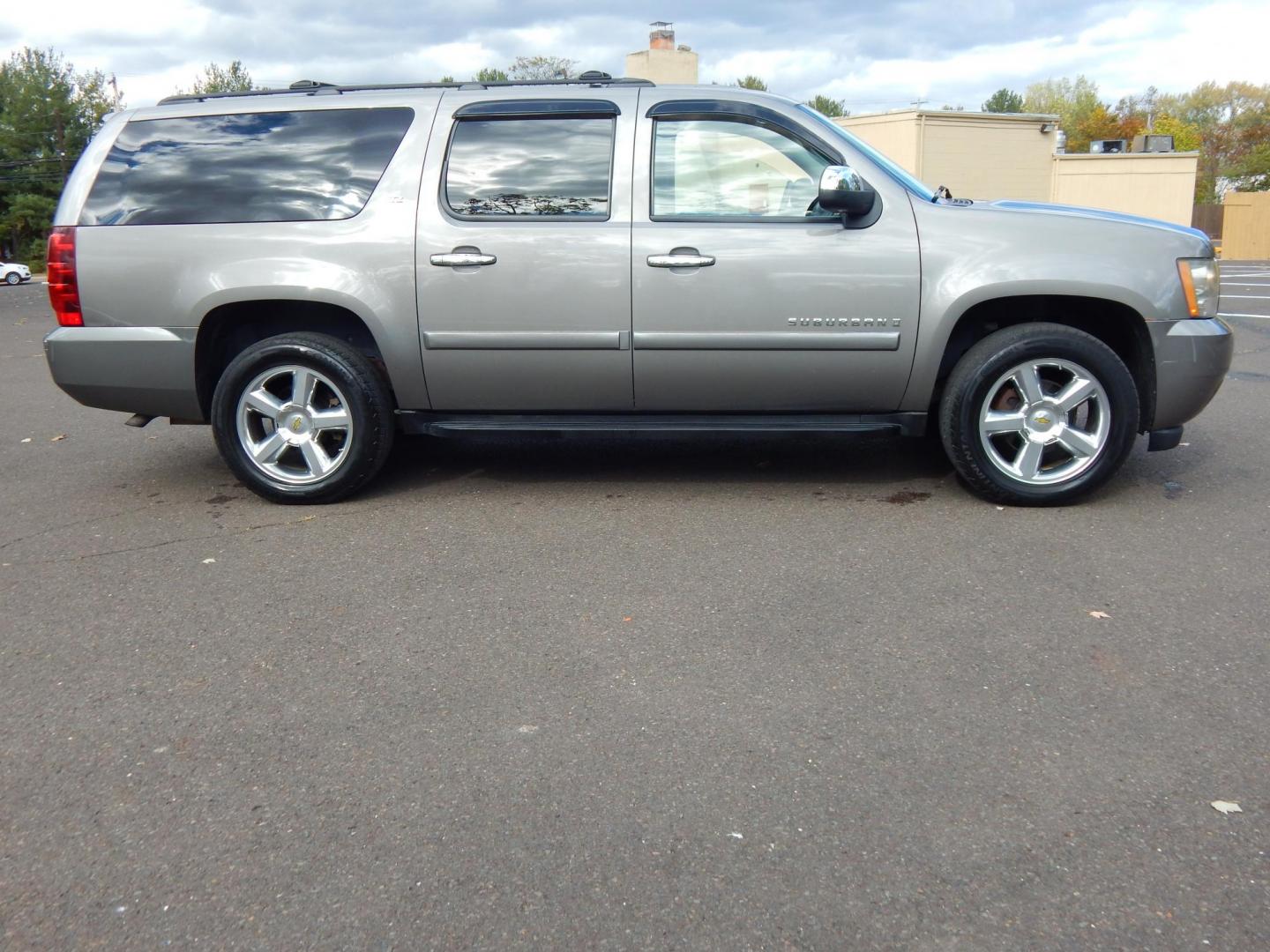 2008 Gray /Gray Leather Chevrolet Suburban LS 1500 4WD (1GNFK16328J) with an 5.3L V8 OHV 16V FFV engine, 4-Speed Automatic Overdrive transmission, located at 6528 Lower York Road, New Hope, PA, 18938, (215) 862-9555, 40.358707, -74.977882 - Here we have a Chevy Suburban with a 5.3L V8 putting power to a 4x4 automatic transmission. Options include: black leather, dual power seats, heated seats, movie screen, AM/FM/AUX/SAT/CD radio with navigation, cruise control, automatic headlights, power windows/locks/mirrors, dual plus rear climate - Photo#4