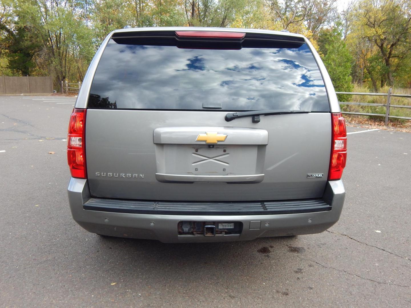 2008 Gray /Gray Leather Chevrolet Suburban LS 1500 4WD (1GNFK16328J) with an 5.3L V8 OHV 16V FFV engine, 4-Speed Automatic Overdrive transmission, located at 6528 Lower York Road, New Hope, PA, 18938, (215) 862-9555, 40.358707, -74.977882 - Here we have a Chevy Suburban with a 5.3L V8 putting power to a 4x4 automatic transmission. Options include: black leather, dual power seats, heated seats, movie screen, AM/FM/AUX/SAT/CD radio with navigation, cruise control, automatic headlights, power windows/locks/mirrors, dual plus rear climate - Photo#8