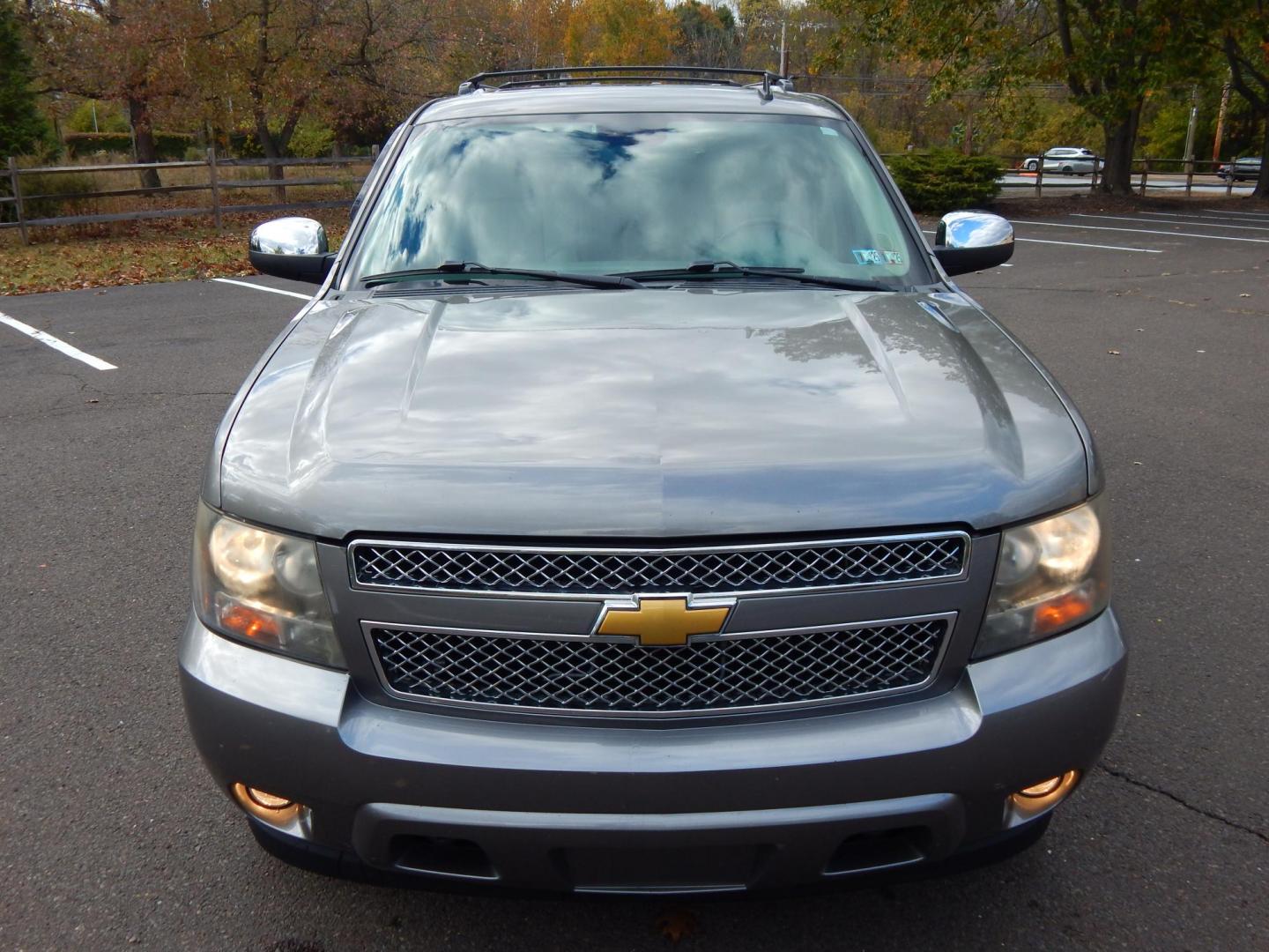 2008 Gray /Gray Leather Chevrolet Suburban LS 1500 4WD (1GNFK16328J) with an 5.3L V8 OHV 16V FFV engine, 4-Speed Automatic Overdrive transmission, located at 6528 Lower York Road, New Hope, PA, 18938, (215) 862-9555, 40.358707, -74.977882 - Here we have a Chevy Suburban with a 5.3L V8 putting power to a 4x4 automatic transmission. Options include: black leather, dual power seats, heated seats, movie screen, AM/FM/AUX/SAT/CD radio with navigation, cruise control, automatic headlights, power windows/locks/mirrors, dual plus rear climate - Photo#7