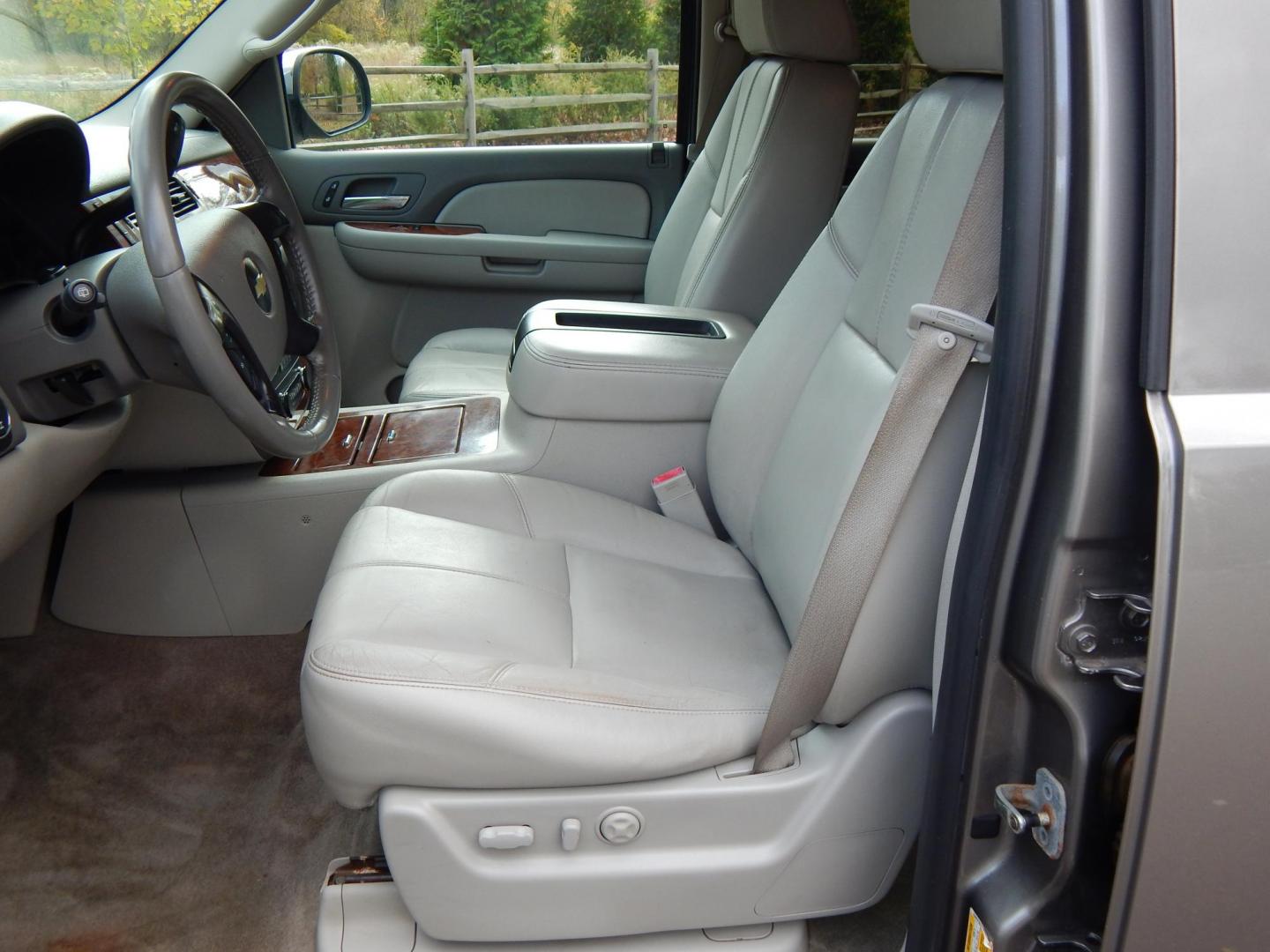 2008 Gray /Gray Leather Chevrolet Suburban LS 1500 4WD (1GNFK16328J) with an 5.3L V8 OHV 16V FFV engine, 4-Speed Automatic Overdrive transmission, located at 6528 Lower York Road, New Hope, PA, 18938, (215) 862-9555, 40.358707, -74.977882 - Here we have a Chevy Suburban with a 5.3L V8 putting power to a 4x4 automatic transmission. Options include: black leather, dual power seats, heated seats, movie screen, AM/FM/AUX/SAT/CD radio with navigation, cruise control, automatic headlights, power windows/locks/mirrors, dual plus rear climate - Photo#11