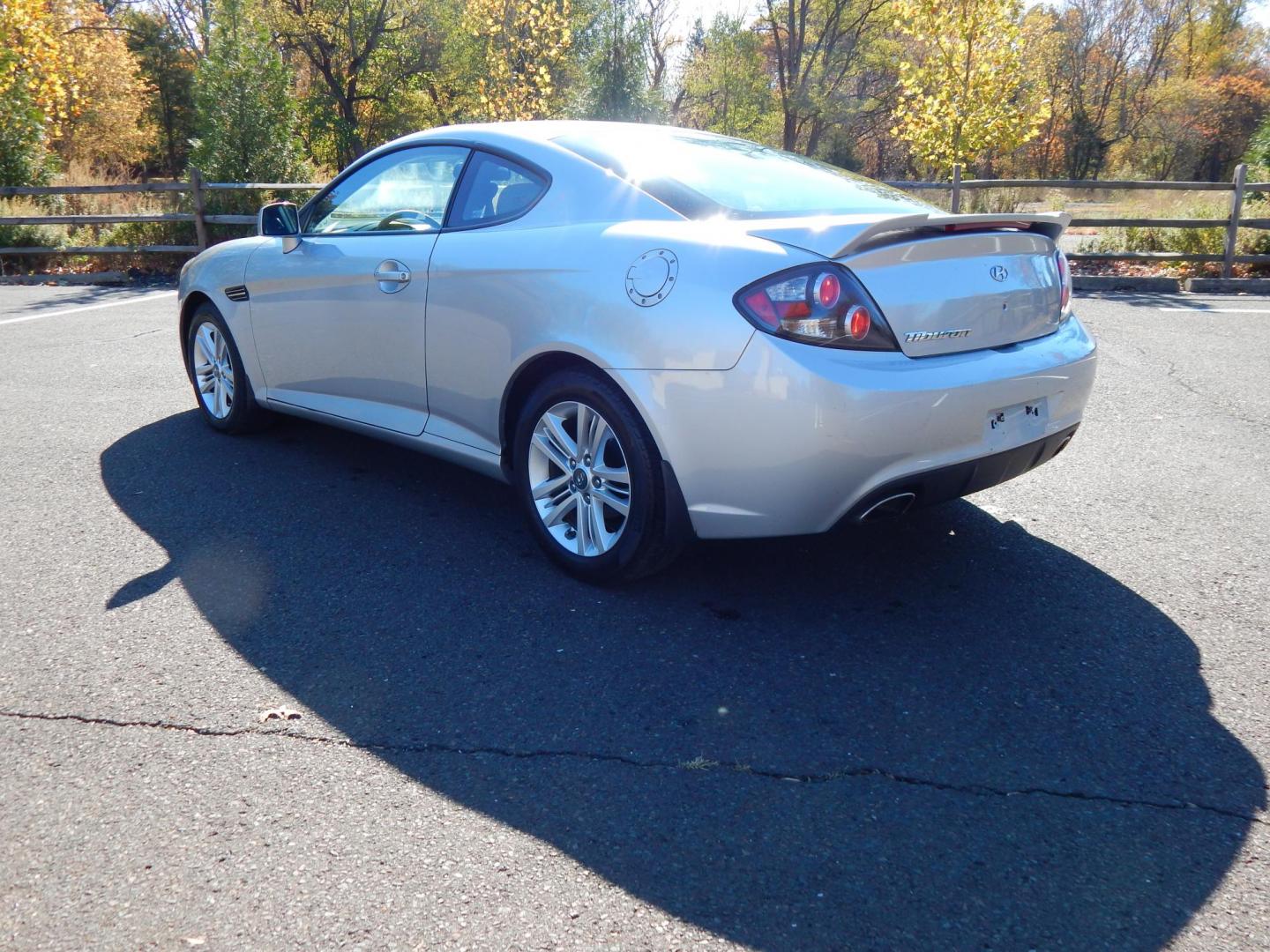 2008 Silver /Black Cloth Hyundai Tiburon GS (KMHHM66D78U) with an 2.0L L4 DOHC 16V engine, Manual transmission, located at 6528 Lower York Road, New Hope, PA, 18938, (215) 862-9555, 40.358707, -74.977882 - Here we have a very fun driving Hyundai Tiburon GS with a 2.0L 4 cylinder engine putting power to the front wheels via a smooth shifting 5 speed manual transmission. Options include: black cloth, heat, A/C, Kenwood radio, tilt steering wheel, power windows, power locks, power windows, fog lights, re - Photo#1