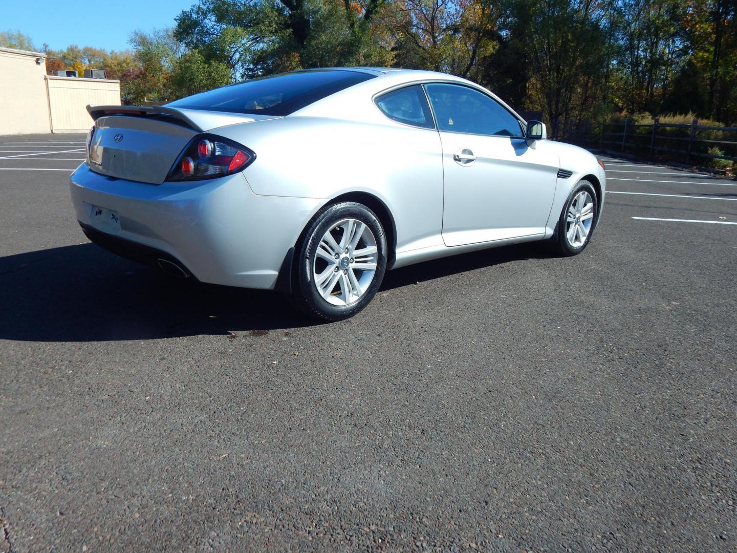 2008 Silver /Black Cloth Hyundai Tiburon GS (KMHHM66D78U) with an 2.0L L4 DOHC 16V engine, Manual transmission, located at 6528 Lower York Road, New Hope, PA, 18938, (215) 862-9555, 40.358707, -74.977882 - Here we have a very fun driving Hyundai Tiburon GS with a 2.0L 4 cylinder engine putting power to the front wheels via a smooth shifting 5 speed manual transmission. Options include: black cloth, heat, A/C, Kenwood radio, tilt steering wheel, power windows, power locks, power windows, fog lights, re - Photo#3