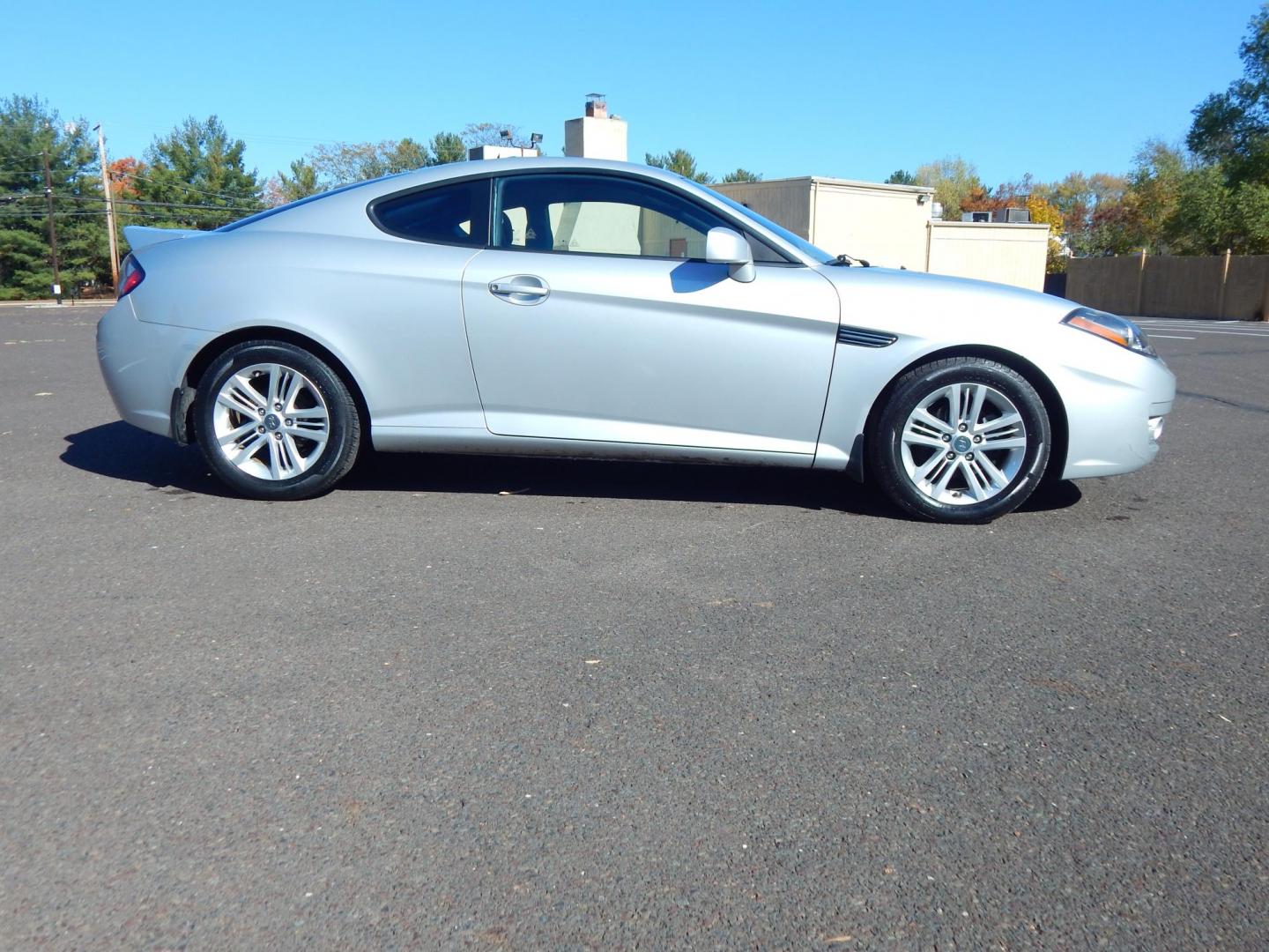 2008 Silver /Black Cloth Hyundai Tiburon GS (KMHHM66D78U) with an 2.0L L4 DOHC 16V engine, Manual transmission, located at 6528 Lower York Road, New Hope, PA, 18938, (215) 862-9555, 40.358707, -74.977882 - Here we have a very fun driving Hyundai Tiburon GS with a 2.0L 4 cylinder engine putting power to the front wheels via a smooth shifting 5 speed manual transmission. Options include: black cloth, heat, A/C, Kenwood radio, tilt steering wheel, power windows, power locks, power windows, fog lights, re - Photo#4