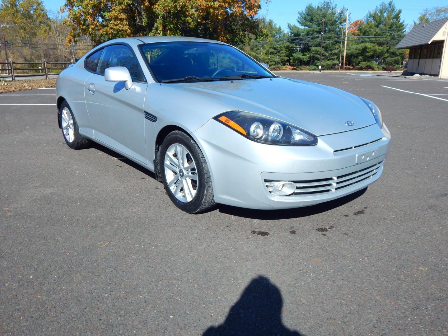 2008 Silver /Black Cloth Hyundai Tiburon GS (KMHHM66D78U) with an 2.0L L4 DOHC 16V engine, Manual transmission, located at 6528 Lower York Road, New Hope, PA, 18938, (215) 862-9555, 40.358707, -74.977882 - Here we have a very fun driving Hyundai Tiburon GS with a 2.0L 4 cylinder engine putting power to the front wheels via a smooth shifting 5 speed manual transmission. Options include: black cloth, heat, A/C, Kenwood radio, tilt steering wheel, power windows, power locks, power windows, fog lights, re - Photo#5