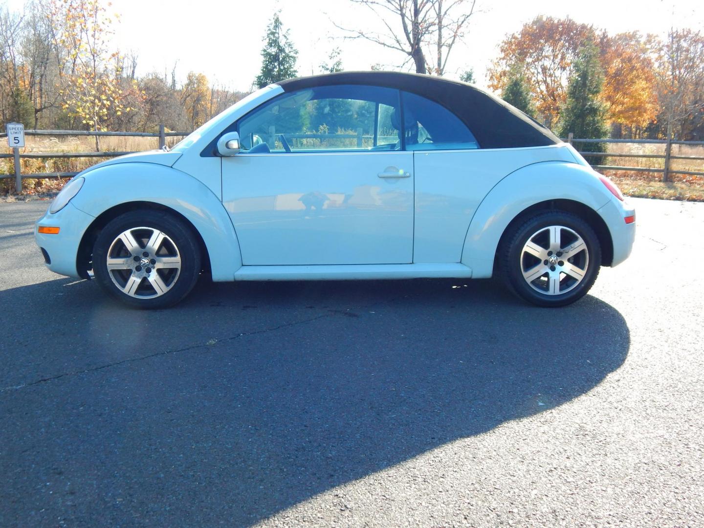 2006 Blue /Black leather Volkswagen New Beetle 2.5L Convertible (3VWRF31Y66M) with an 2.5L L5 DOHC 20V engine, Automatic transmission, located at 6528 Lower York Road, New Hope, PA, 18938, (215) 862-9555, 40.358707, -74.977882 - Here we have a VW Beetle with a 2.5L 5 cylinder engine putting power to the front wheels via an automatic transmission. Options include: black leather, AC/HEAT, heated front seats, AM/FM/SAT/CD radio, tilt steering wheel, cruise control, power windows/locks/mirrors and 16 inch alloy wheels. 11/24 Pa - Photo#3